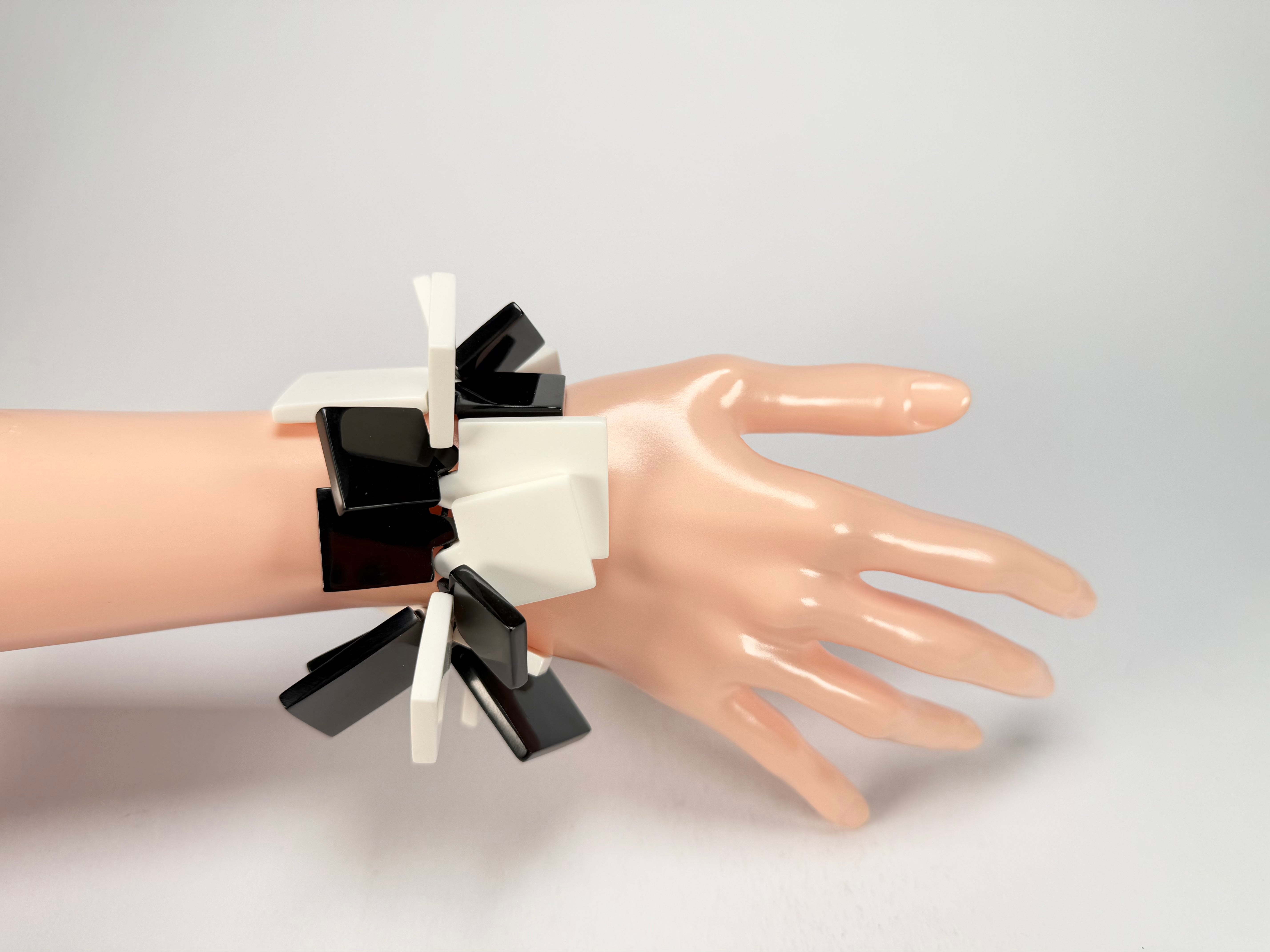 Marion Godart - Monochrome "Draps Tombés" Black & White Elasticated Resin Bracelet