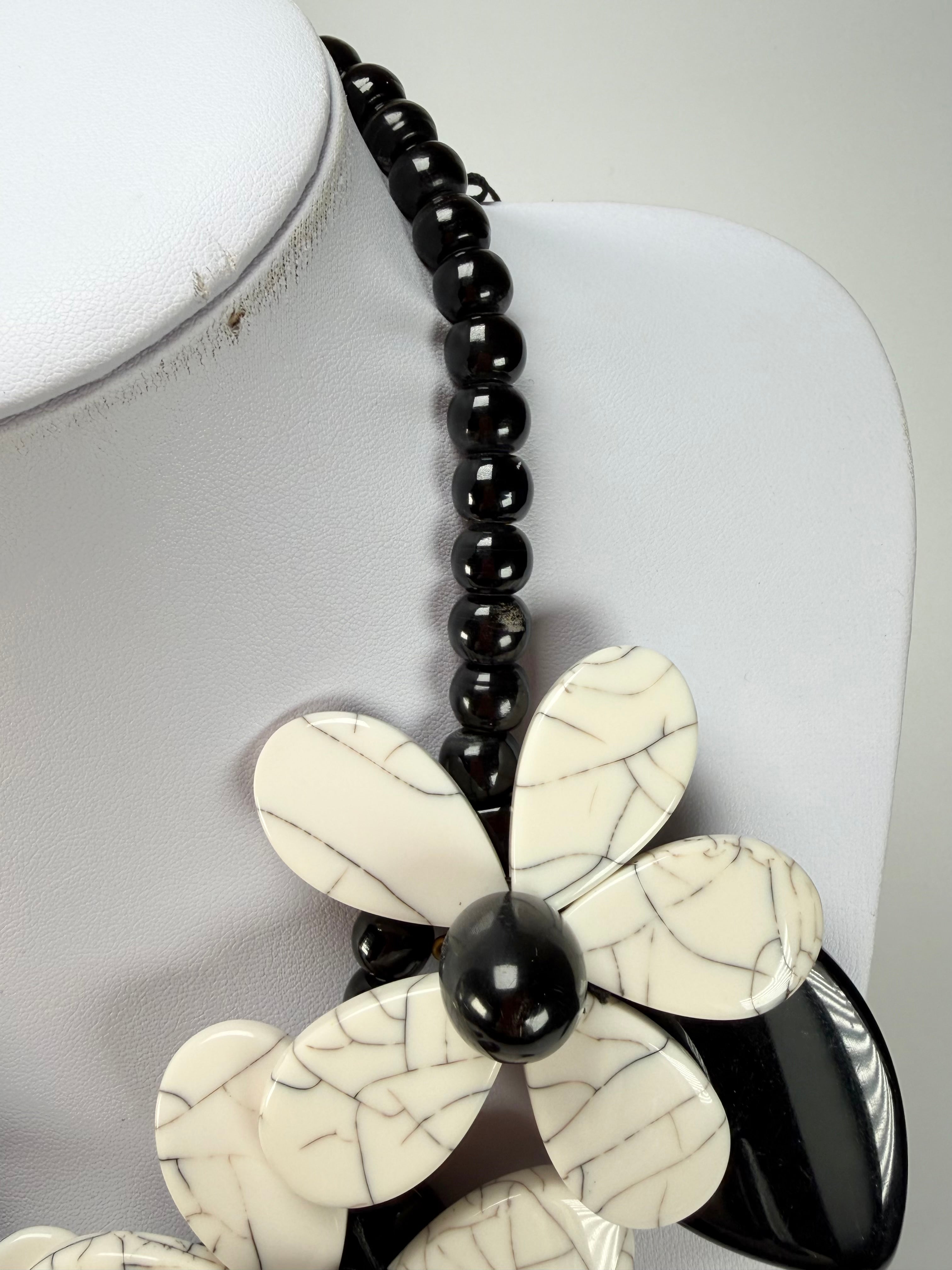 Marion Godart - Floral "Grand Pétale x Fragmental" White Flower Resin Necklace
