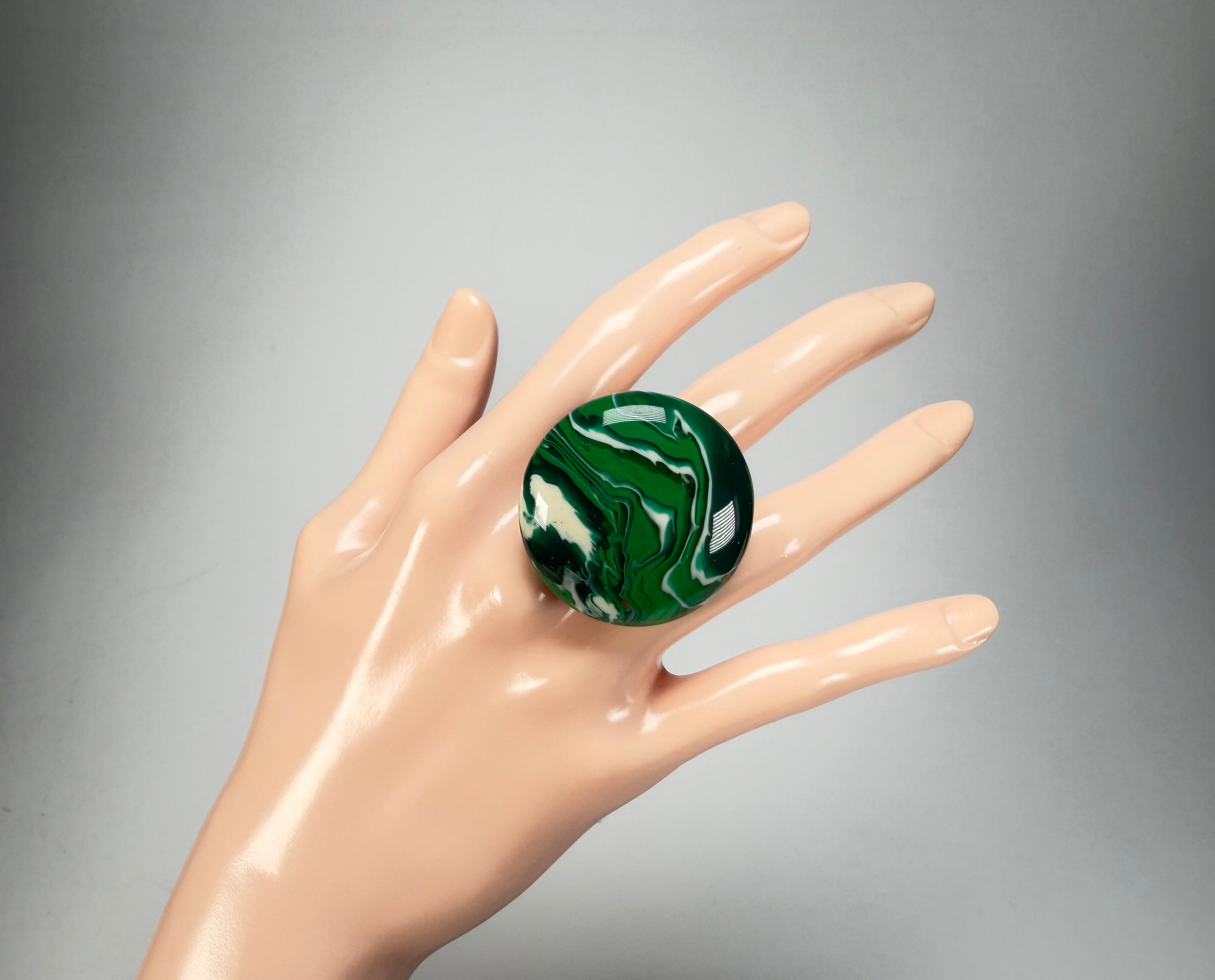 Sobral - Onda Verde "Onda Circle" Green Resin Ring ( 005324 ) - Size UK N / US 7