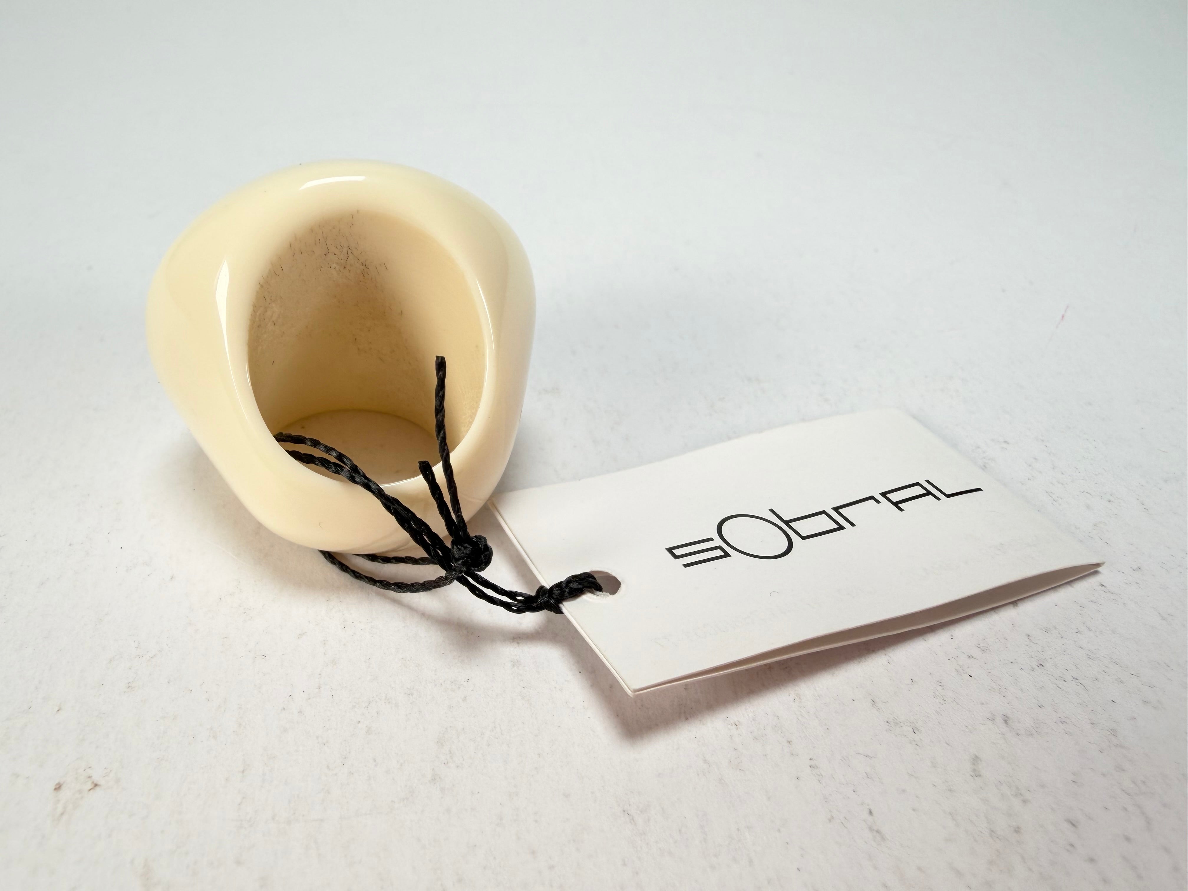 Sobral - Mix 2023 "Sintonia" Marfim Cream Resin Ring ( 003598 ) - Size UK P / US 7.5