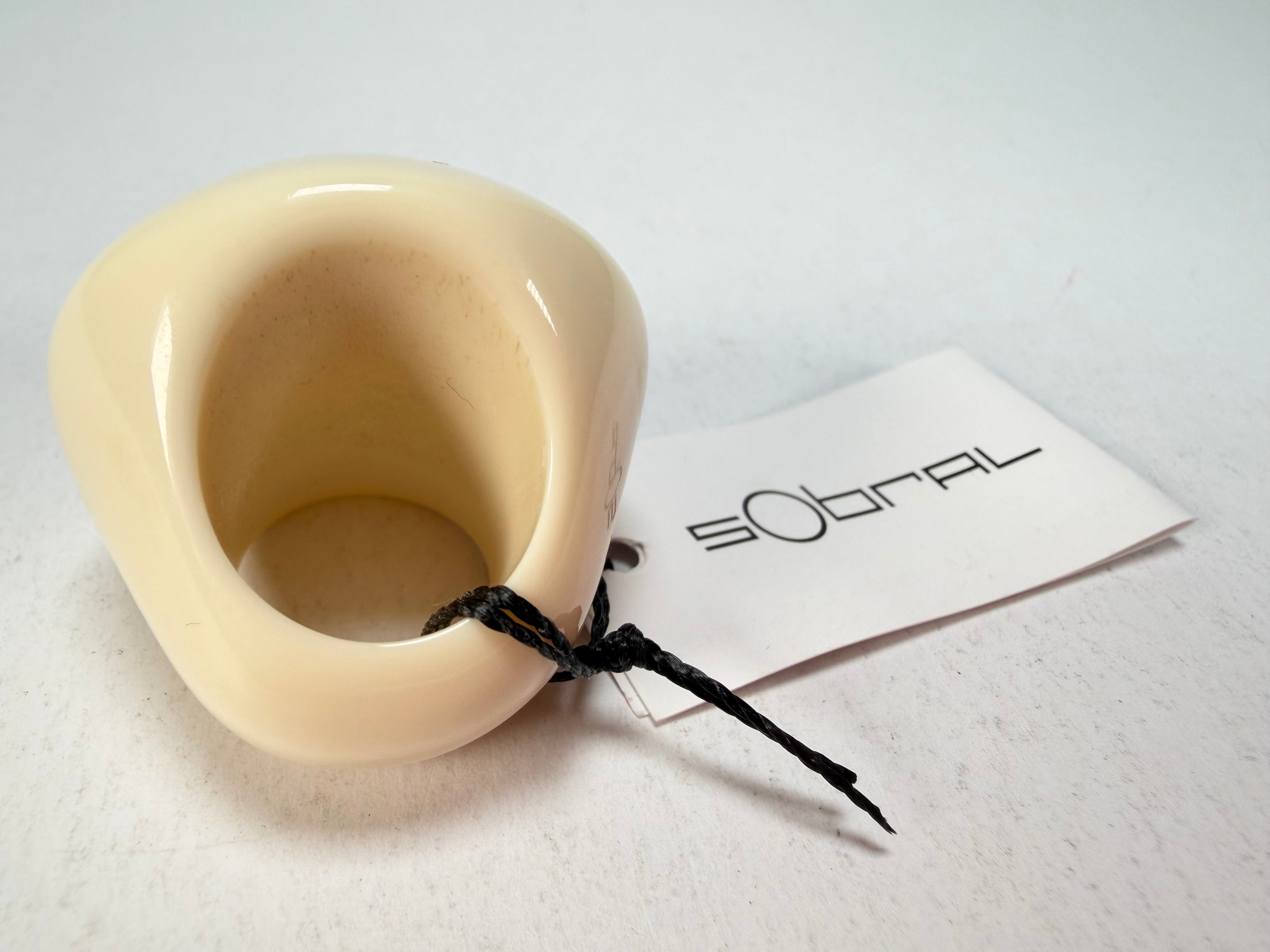 Sobral - Mix 2023 "Sintonia" Marfim Cream Resin Ring ( 003598 ) - Size UK M / US 6