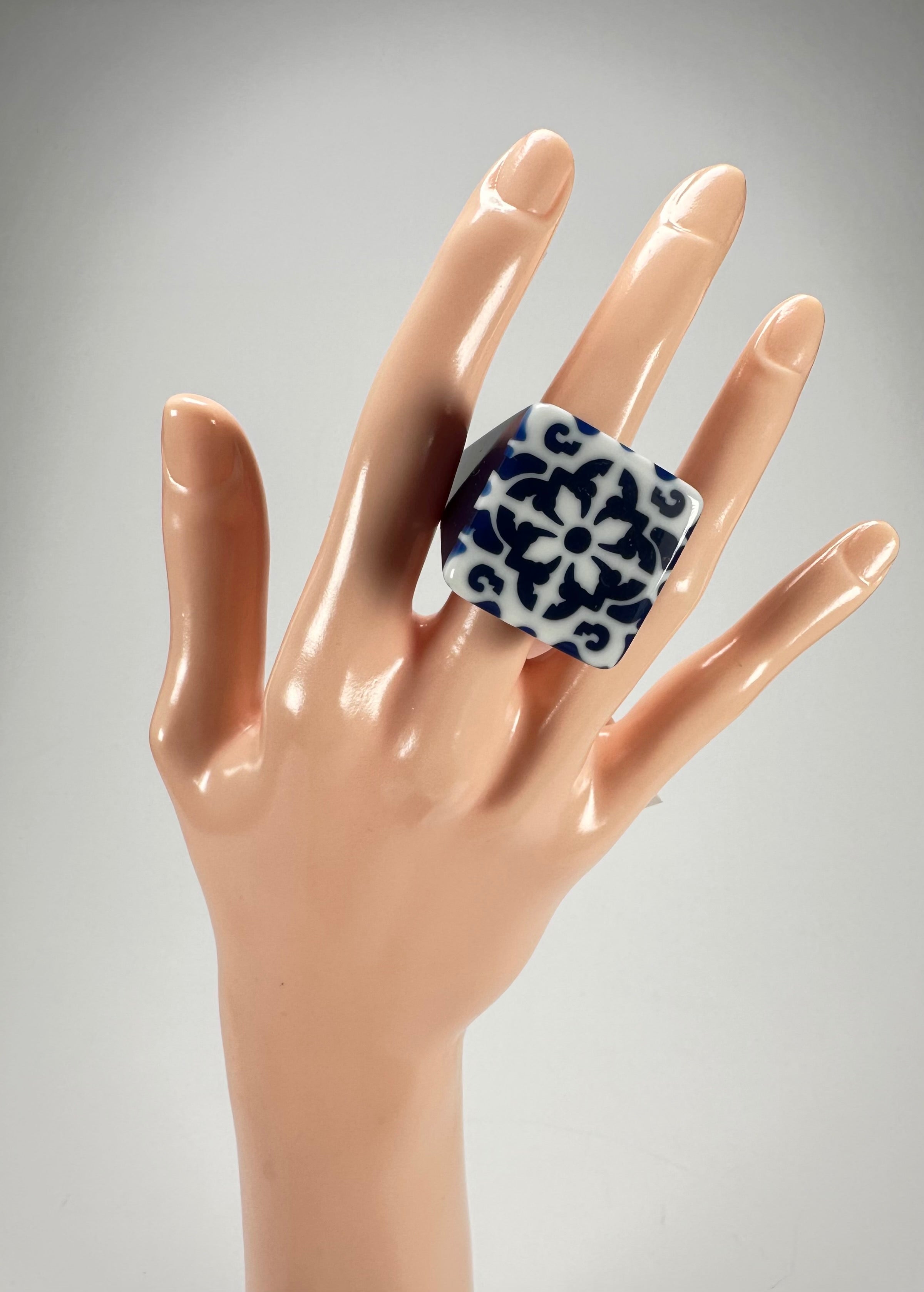 Sobral - Lisboa "Belém" Resin Ring ( 005478 ) - Size UK N / US 7