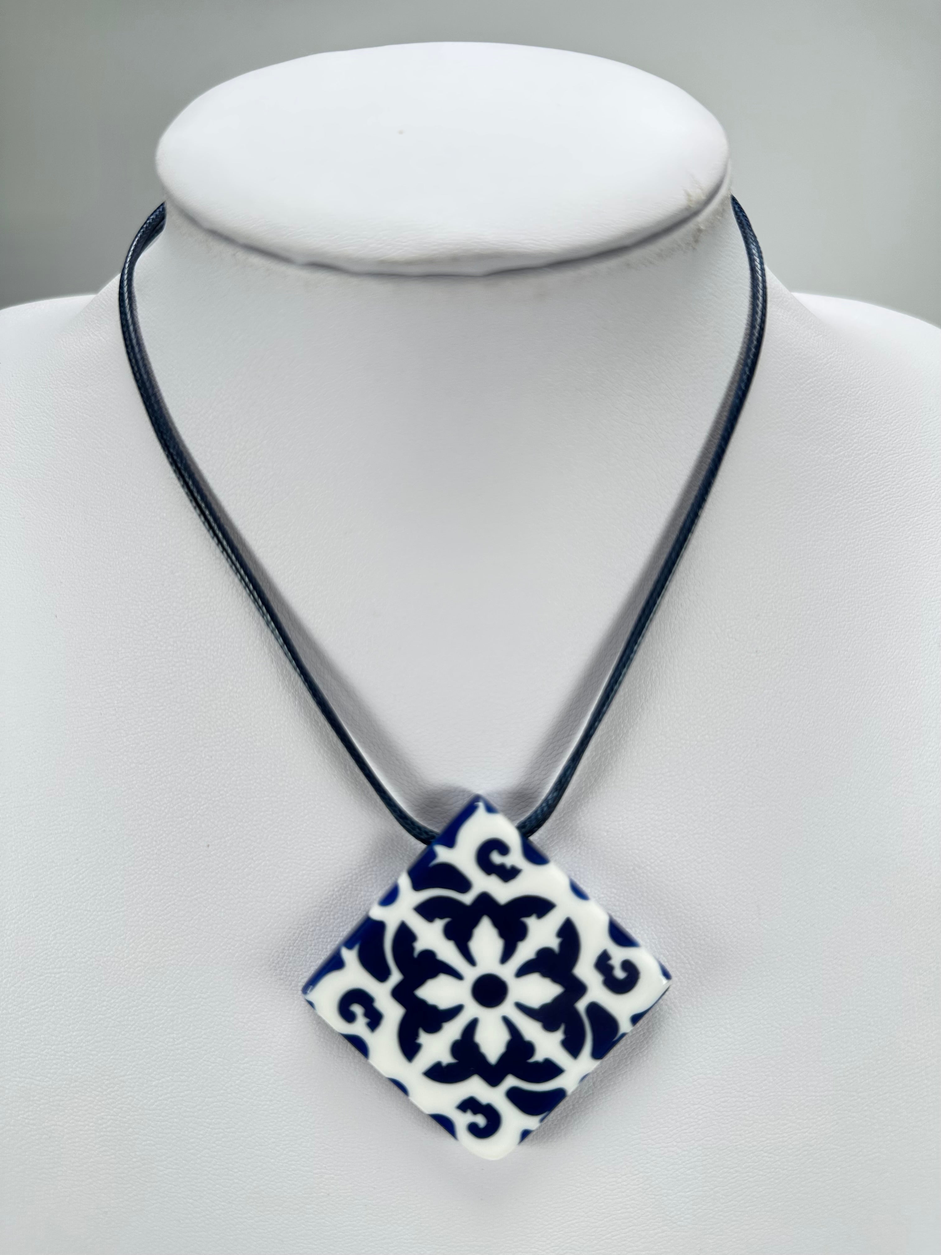 Sobral - Lisboa "Alfama" Resin Necklace ( 005476 )