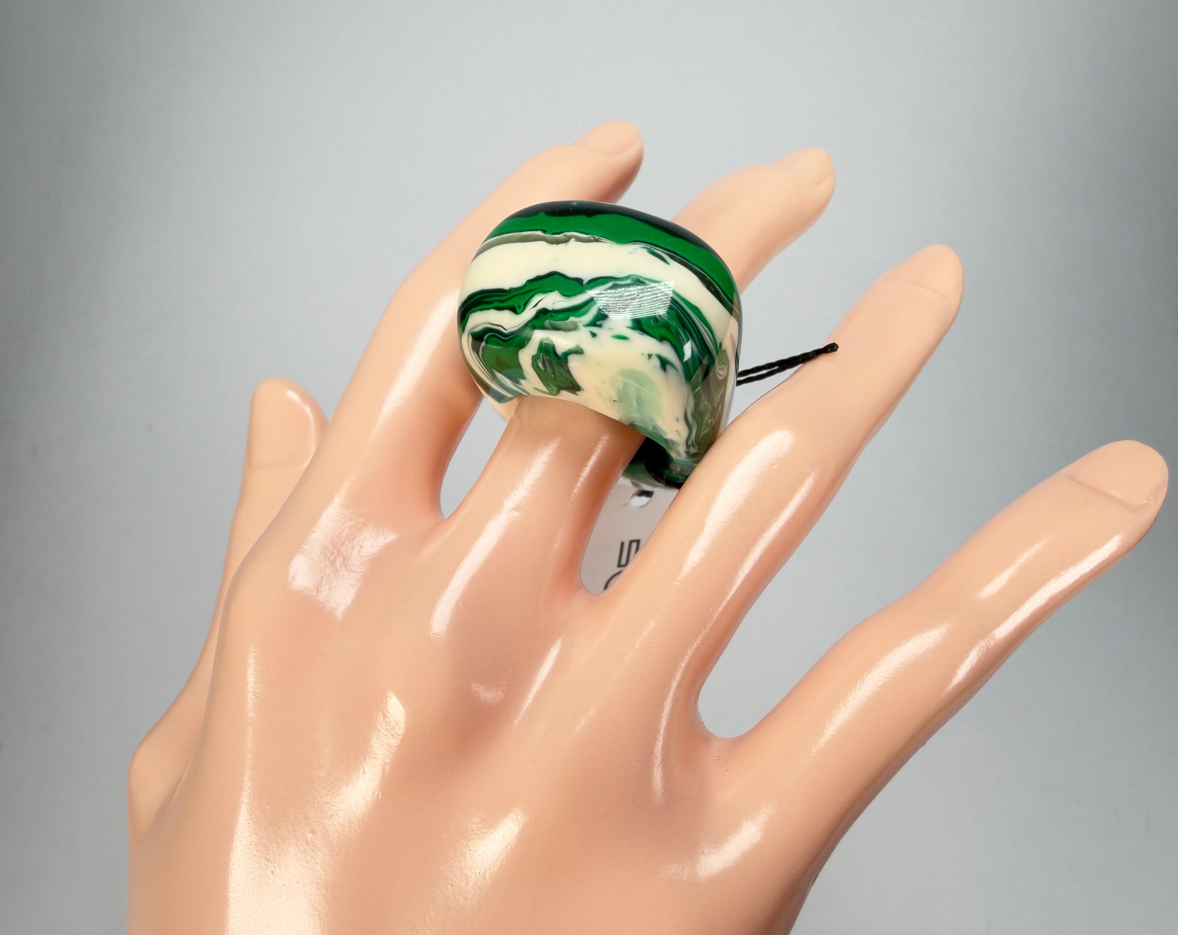 Sobral - Onda Verde "Wave" Green Resin Ring ( 005325 ) - Size UK N / US 7