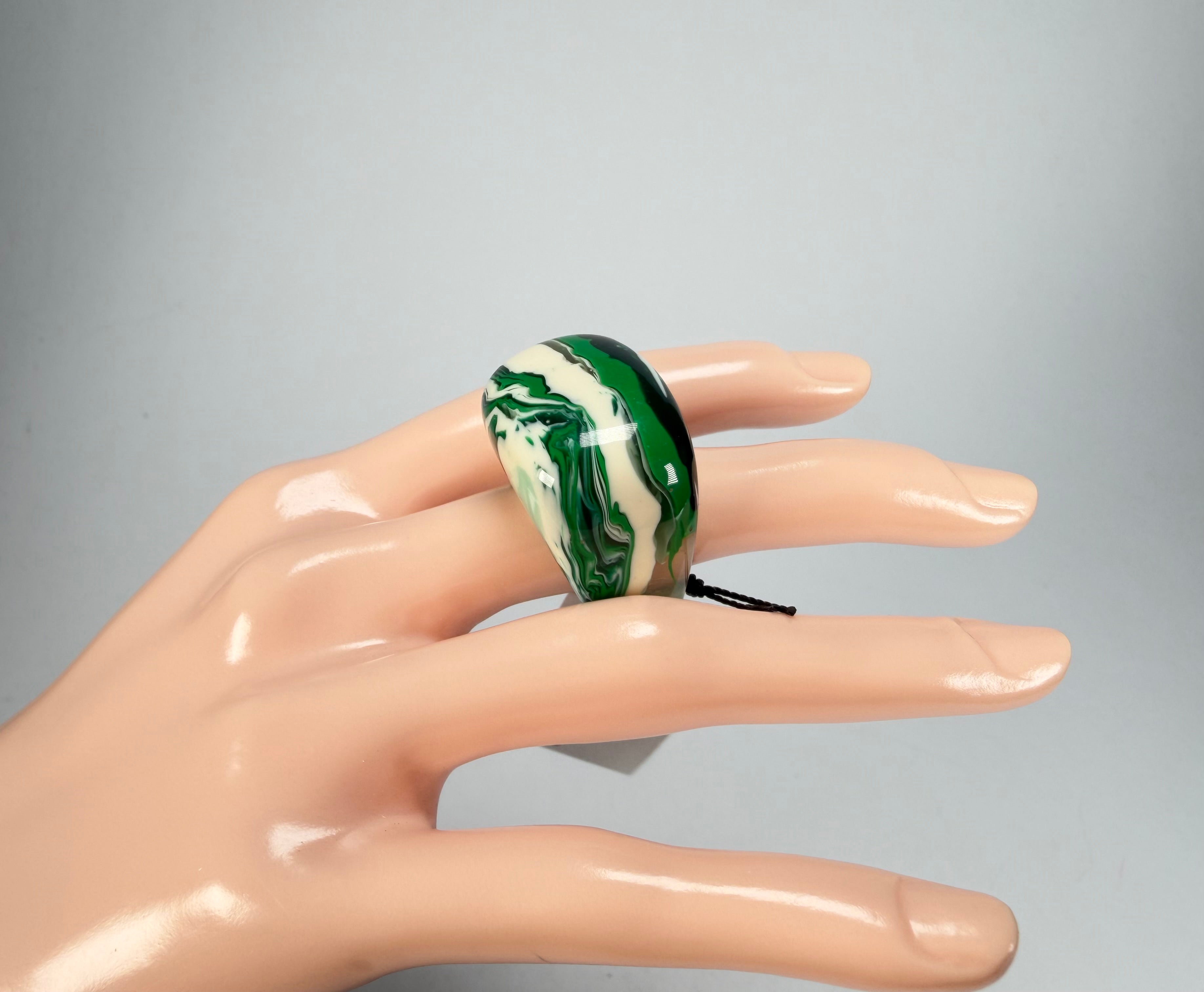 Sobral - Onda Verde "Wave" Green Resin Ring ( 005325 ) - Size UK N / US 7