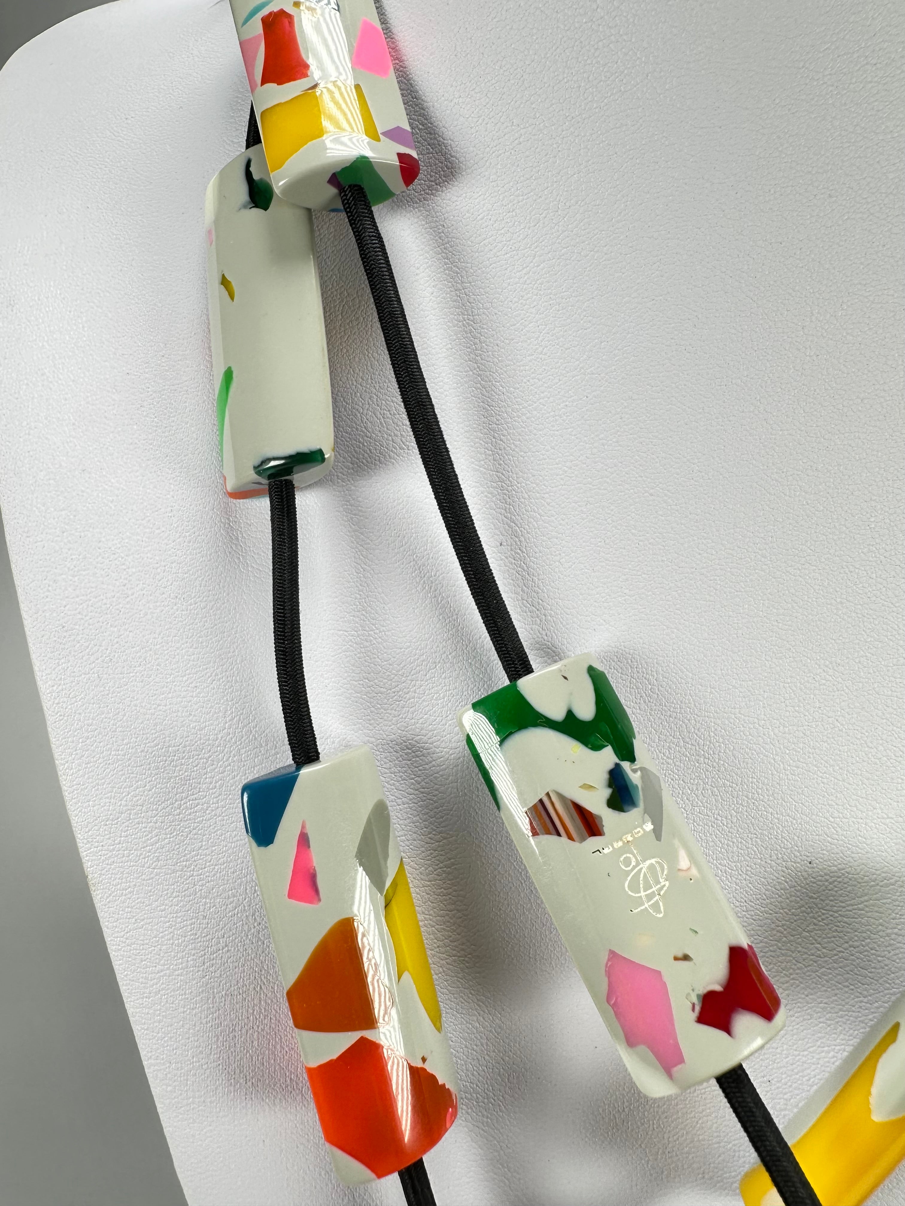 Sobral - Art Deco "Cliket" Resin Necklace ( 003053 )