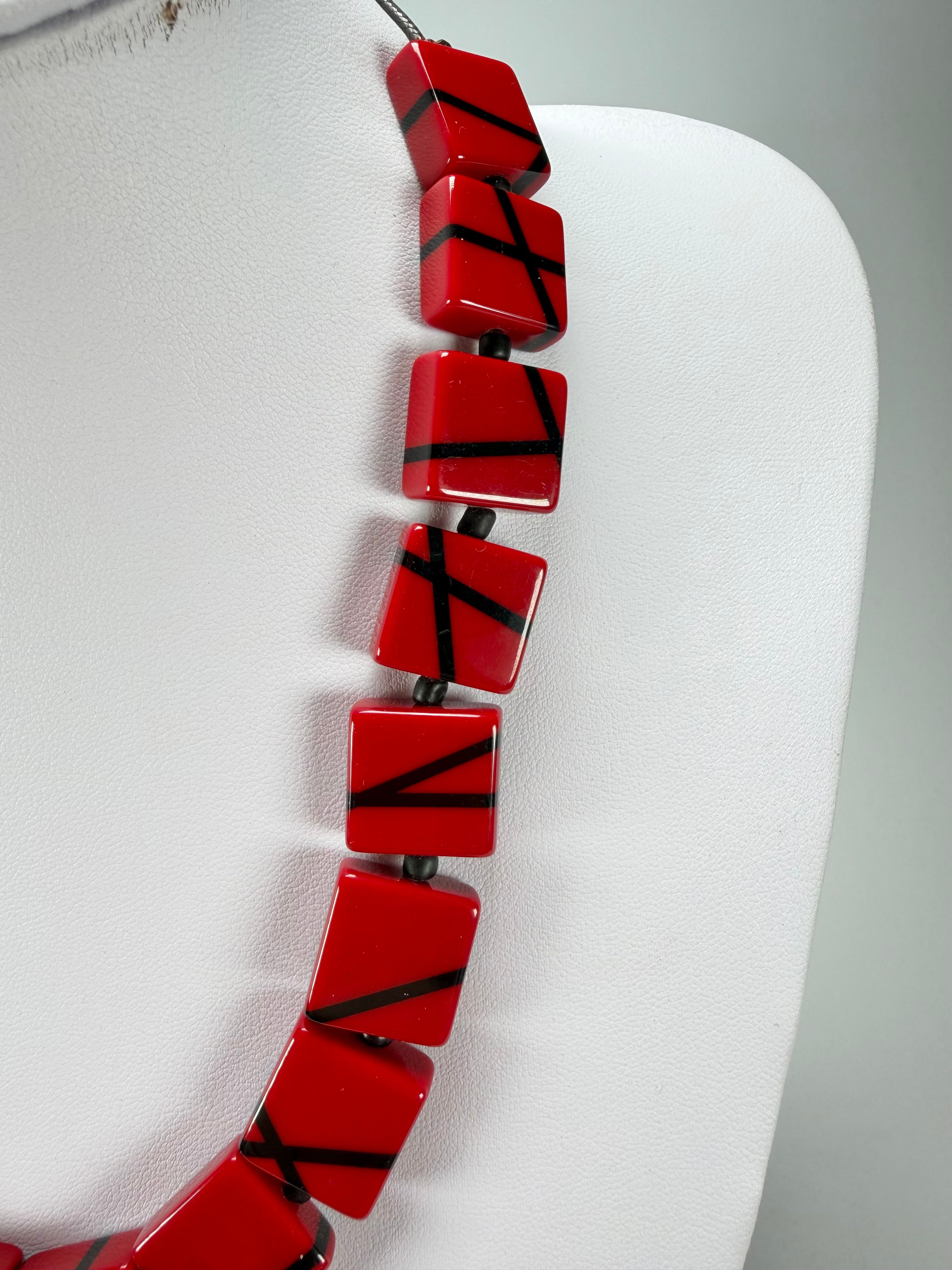 Sobral - Street "Catedral" Red Resin Necklace ( 004311 )
