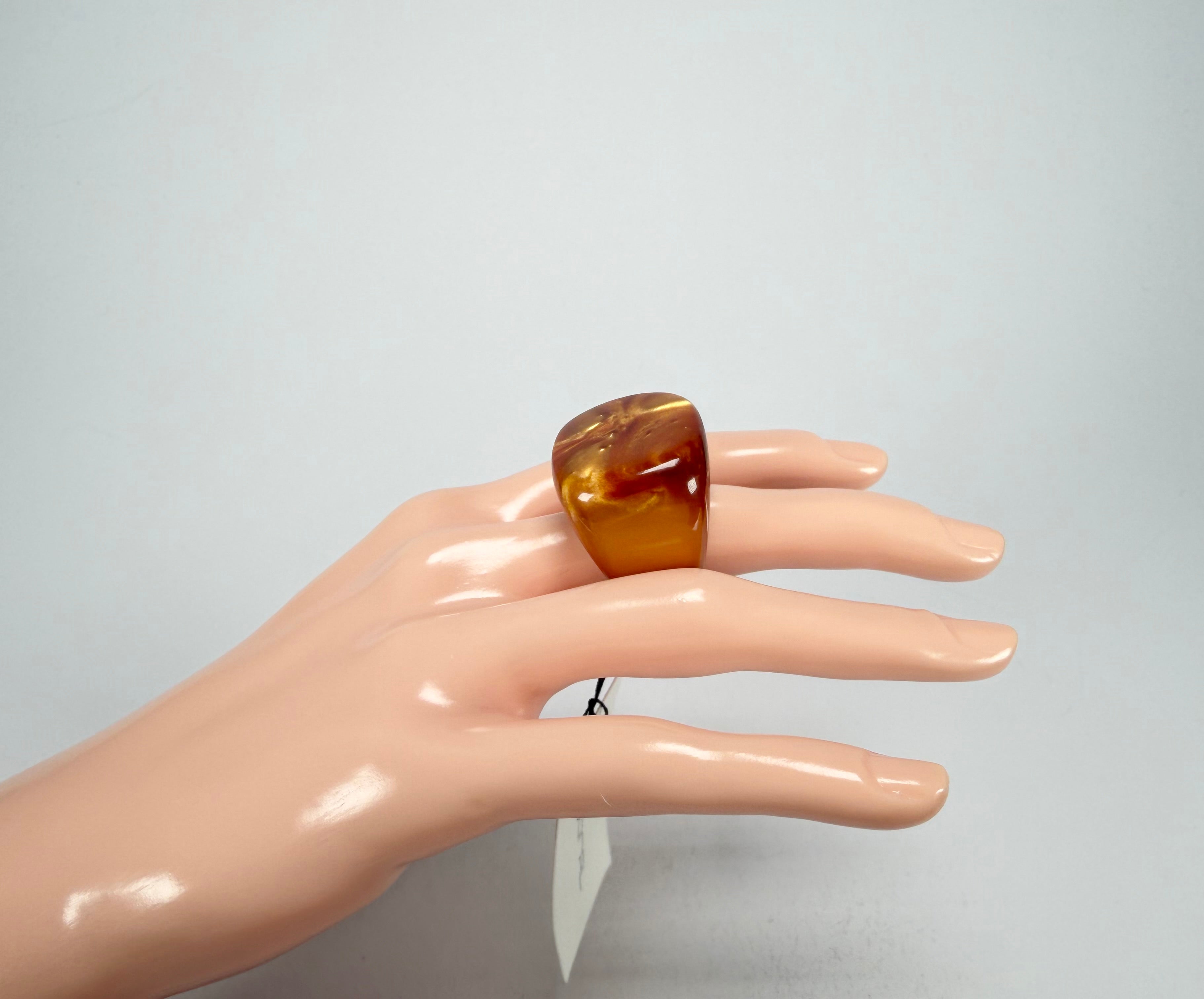 Sobral - Honey "Wave" Resin Ring ( 005325 ) - Size UK R / US 9