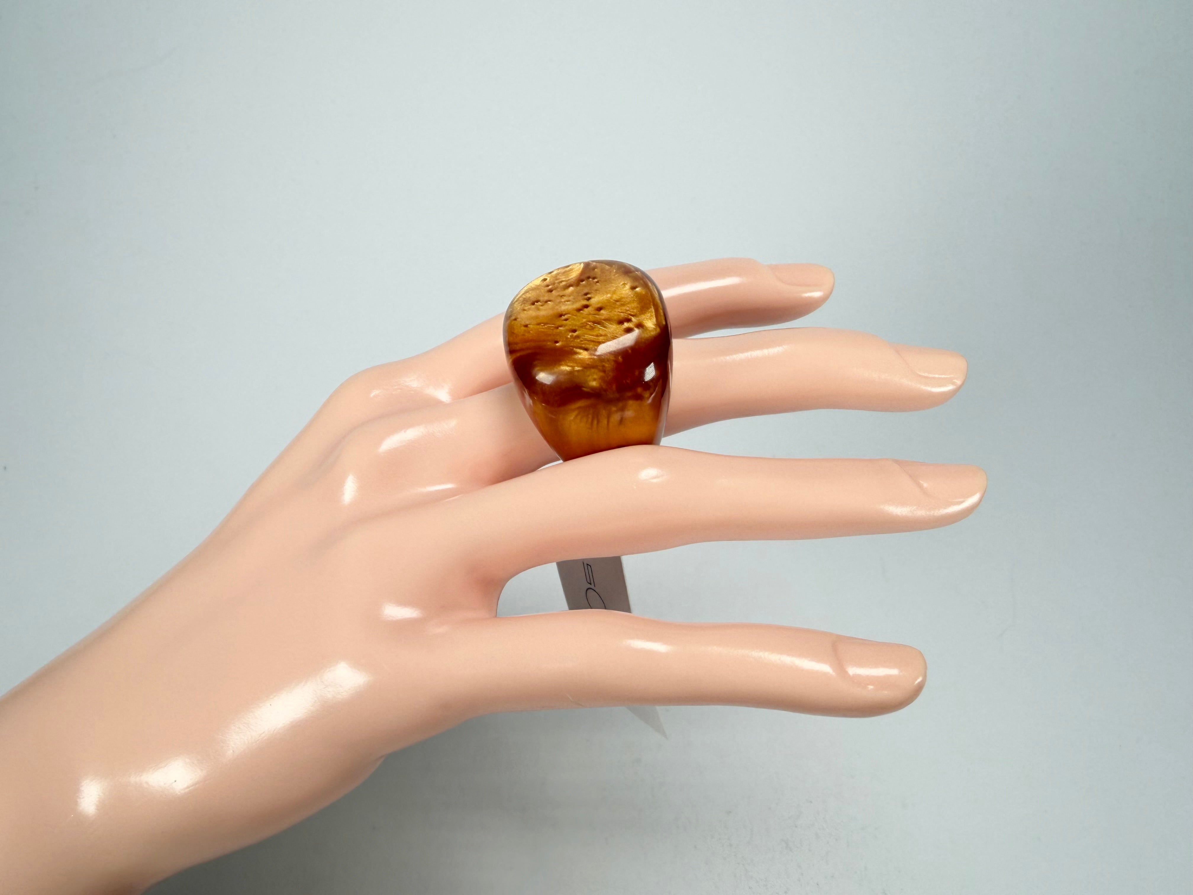 Sobral - Honey "Wave" Resin Ring ( 005325 ) - Size UK N / US 7