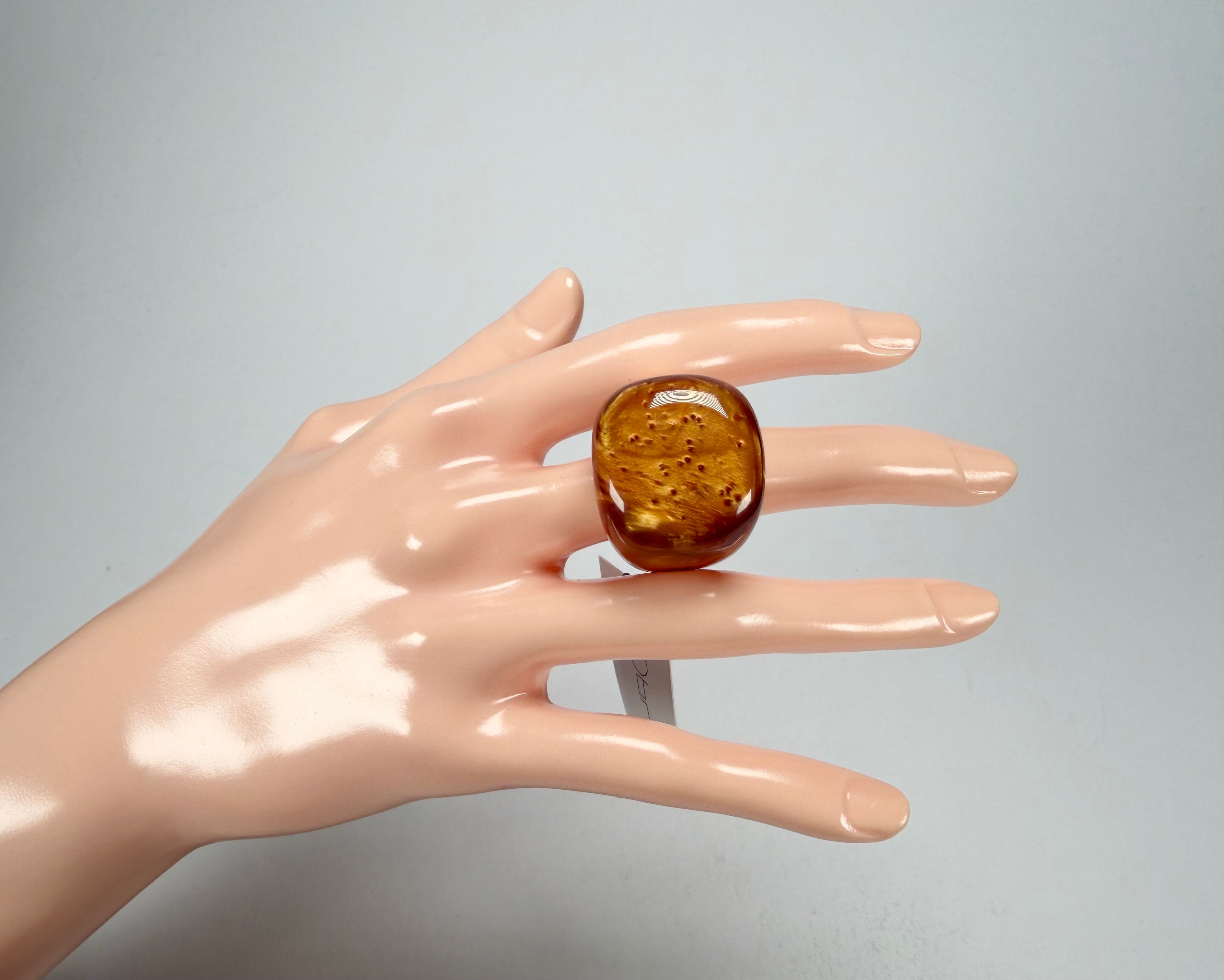 Sobral - Honey "Wave" Resin Ring ( 005325 ) - Size UK N / US 7