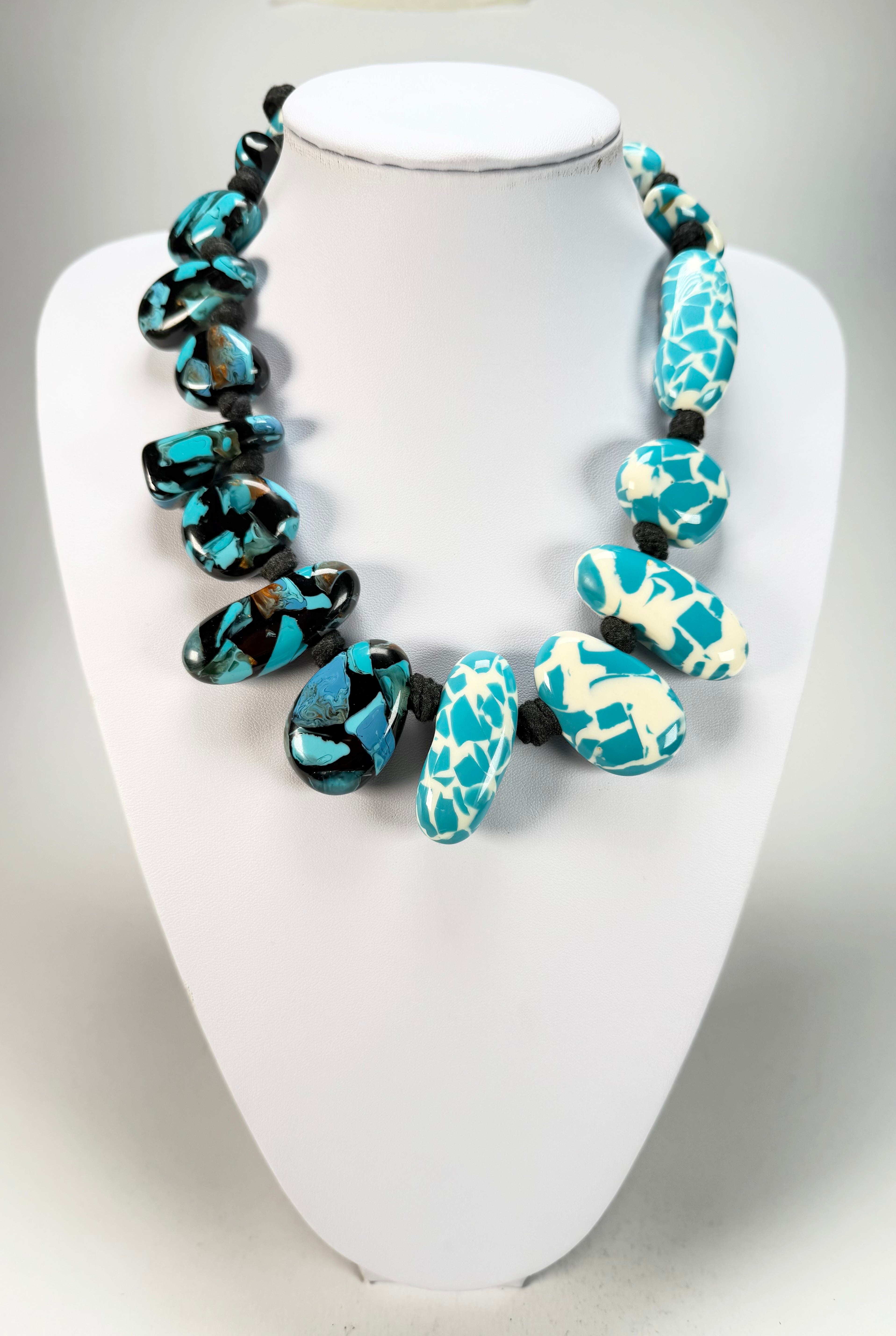 Sobral - Studio Creation "The Light & The Dark" Resin Necklace ( 000000 )