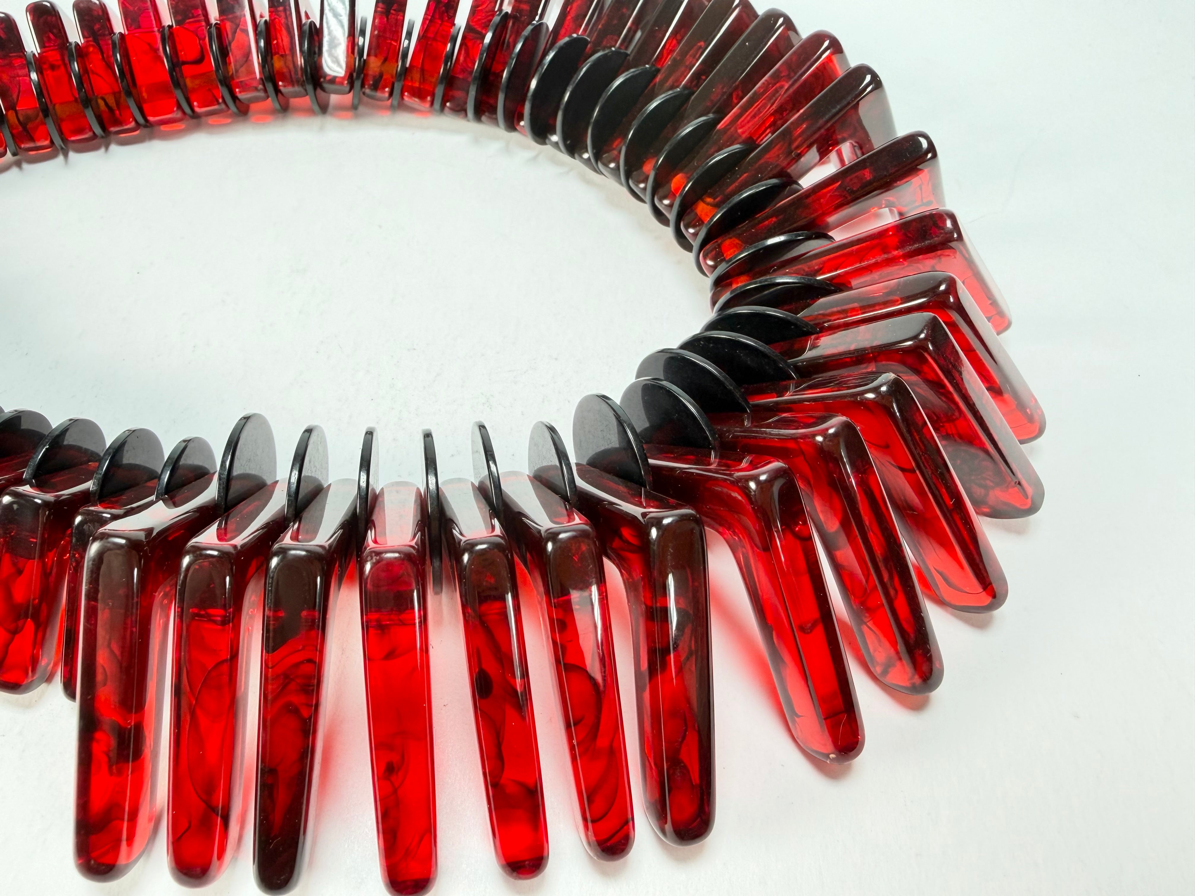 Sobral - Studio Creation "Aranha" Black & Dark Red Resin Necklace ( 000000 )