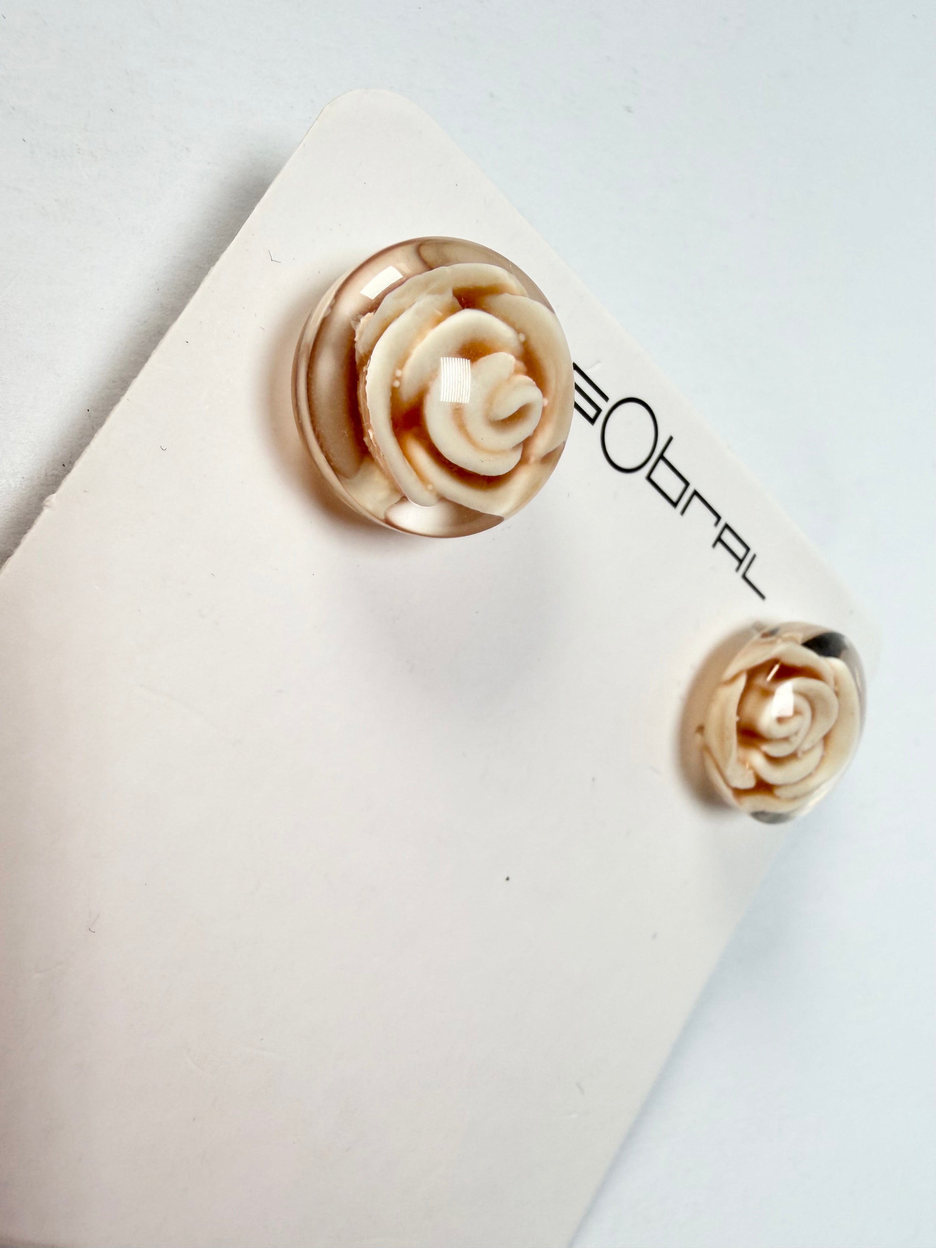 Sobral - Roses "Kalinda" Marfim Resin Earrings ( 003854 )