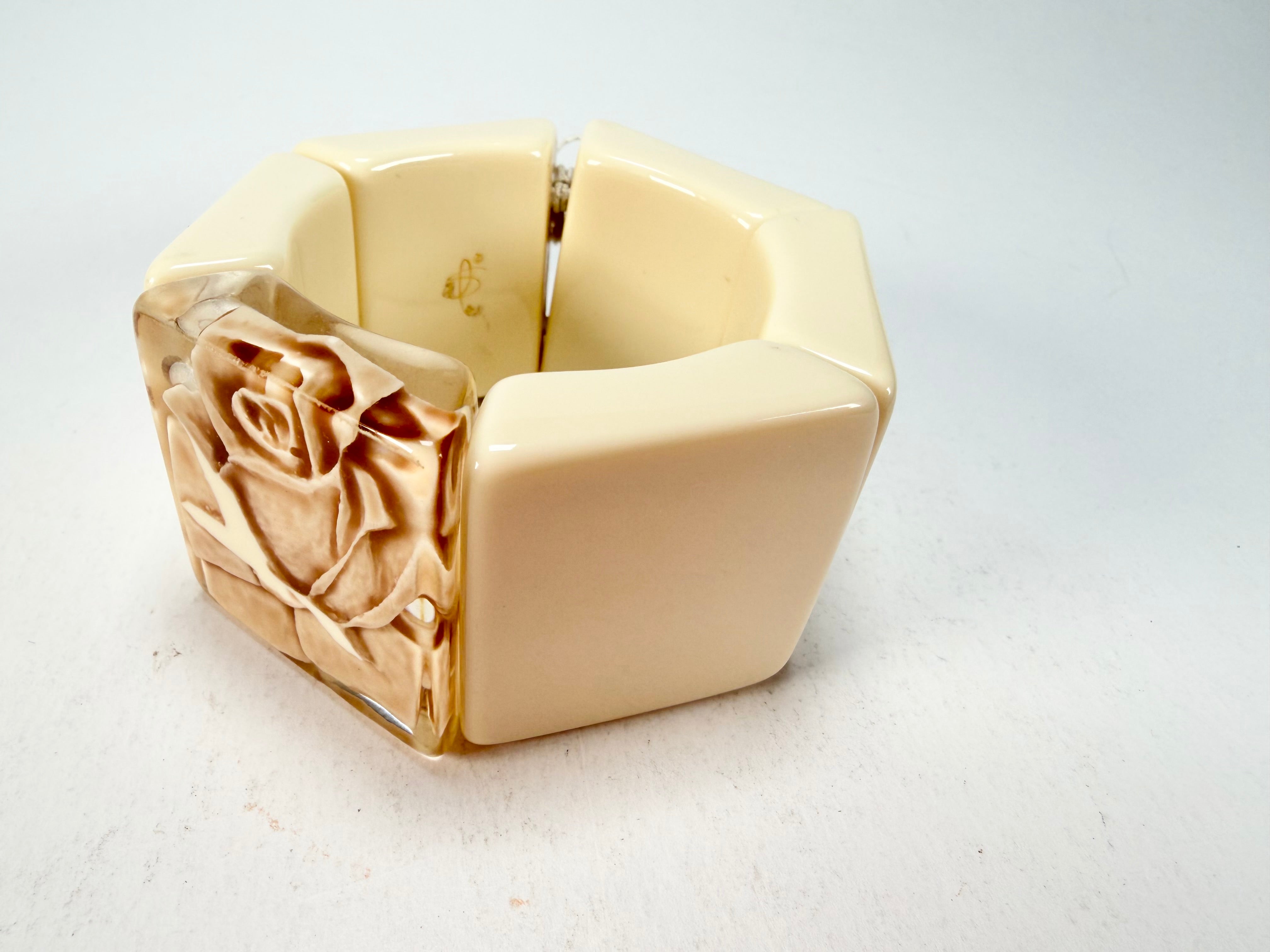 Sobral - Roses "Negra" Marfim Elasticated Resin Bracelet ( 004397 )