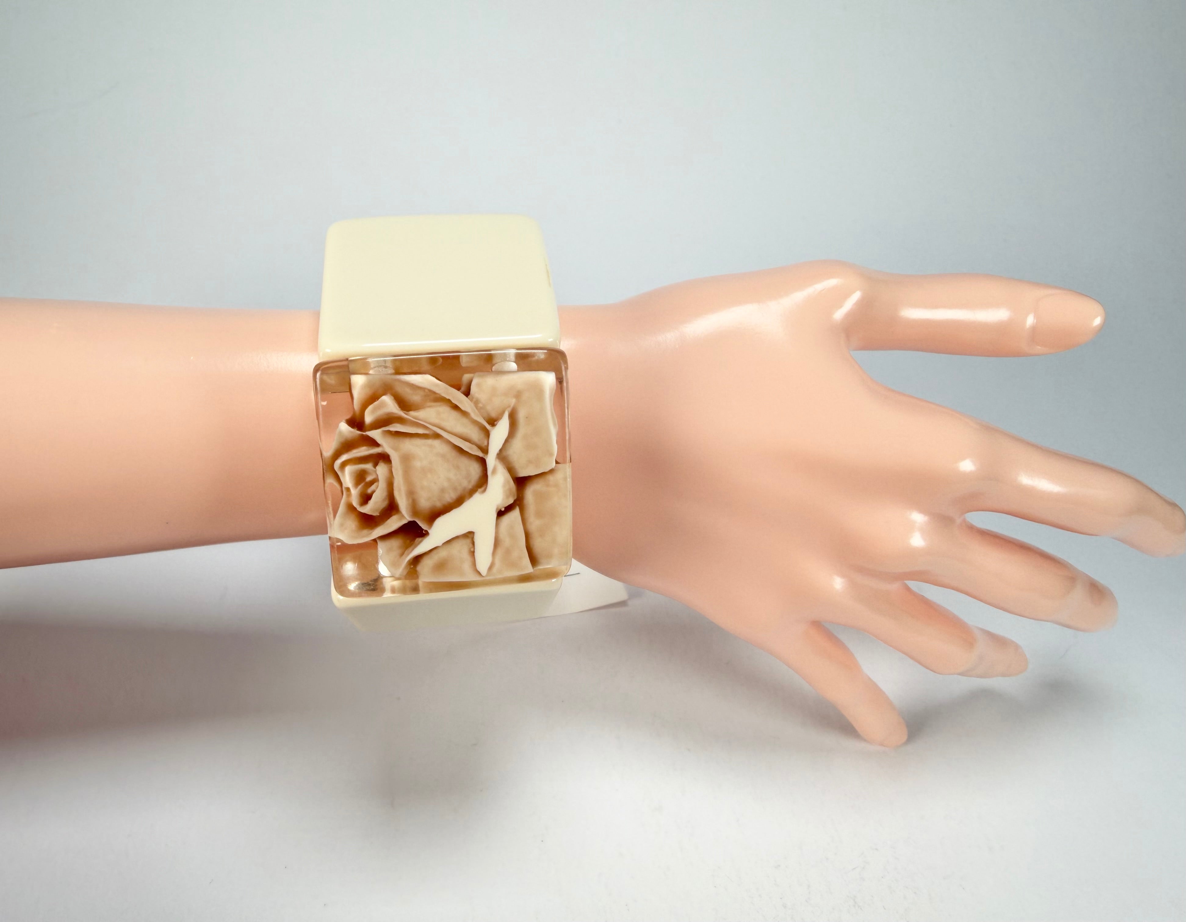 Sobral - Roses "Negra" Marfim Elasticated Resin Bracelet ( 004397 )