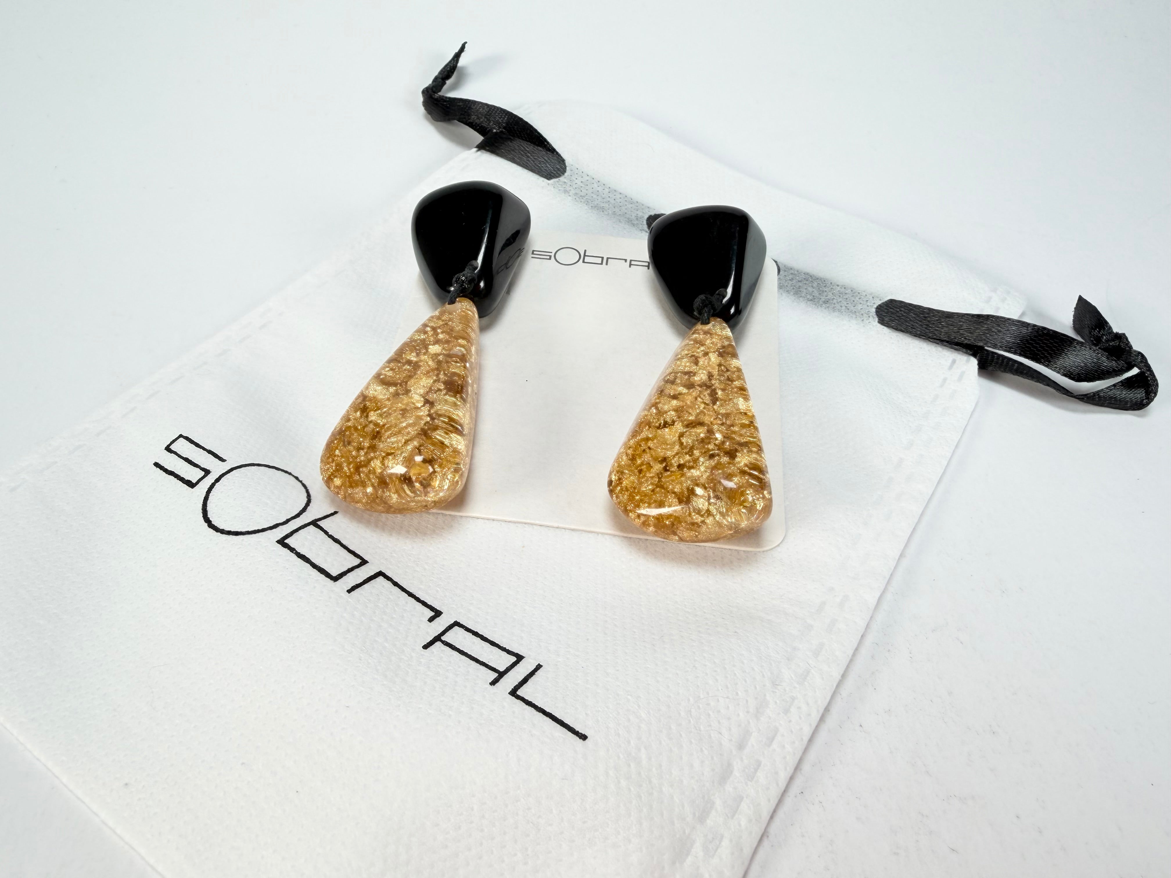 Sobral - Metalique "Cusco" Black & Gold Resin Clip On Earrings ( 001417 )