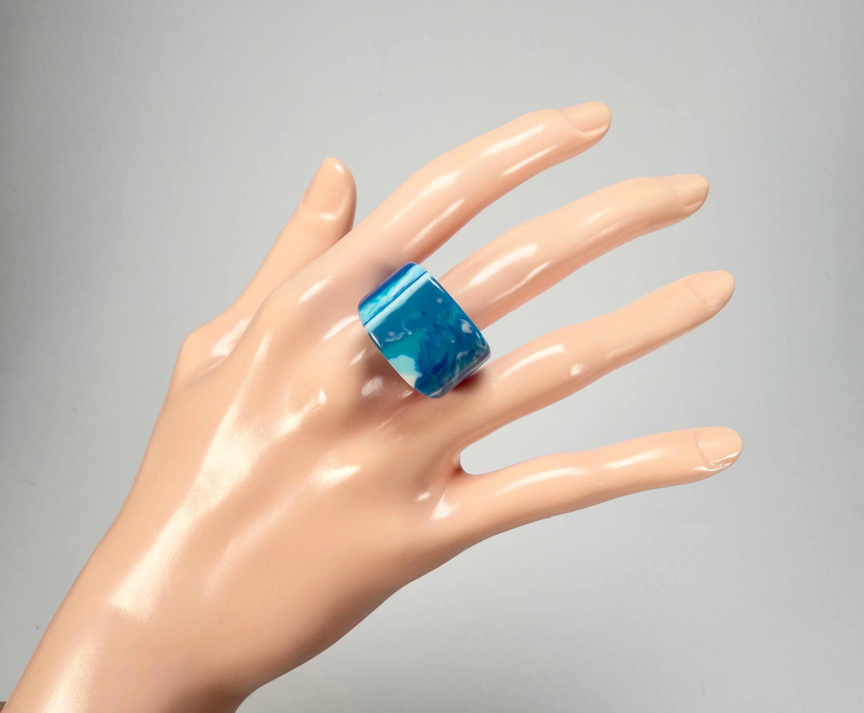 Sobral - Onda Azul "Pat" Blue Resin Ring ( 004857 ) - Size UK O / US 7