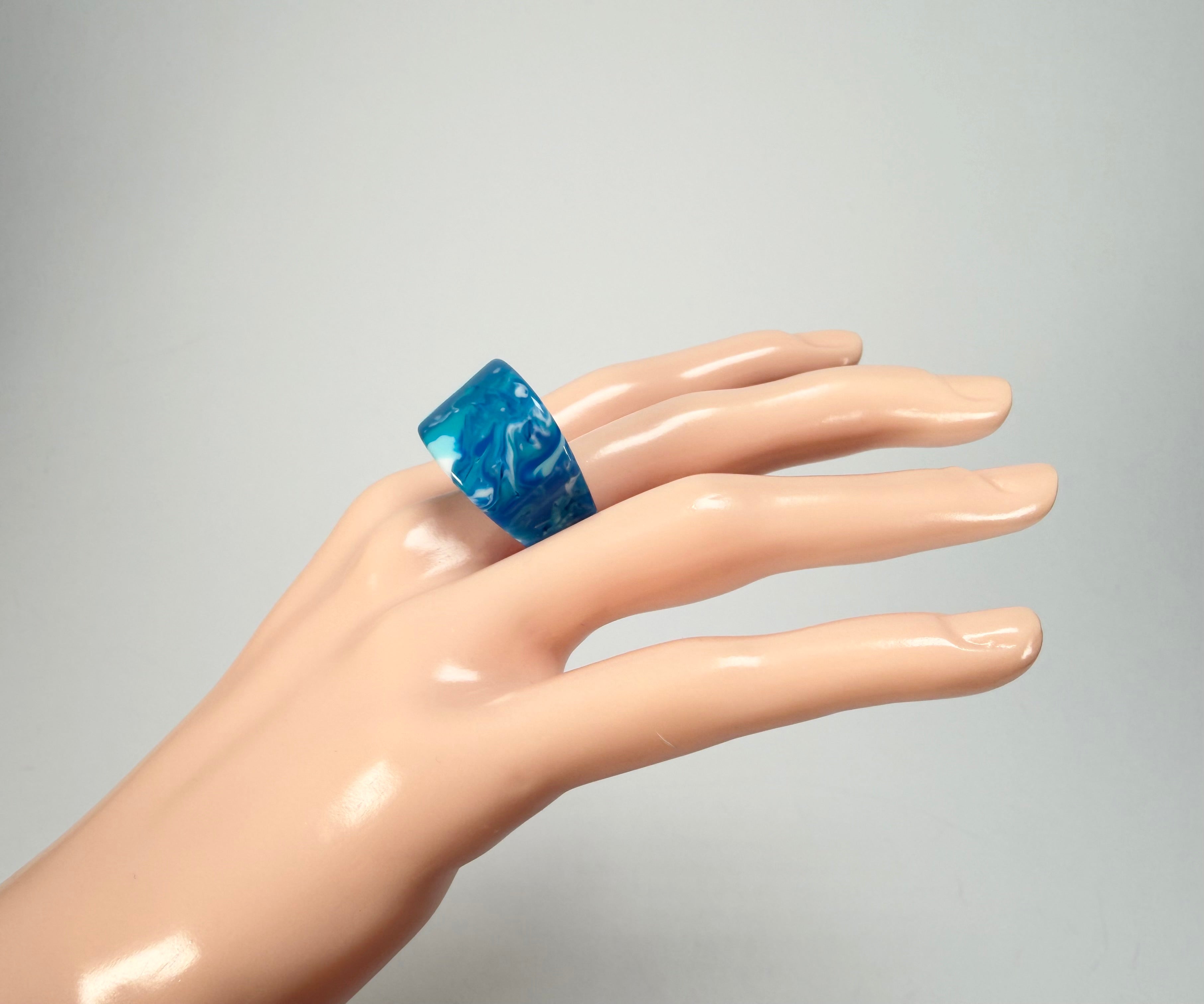 Sobral - Onda Azul "Pat" Blue Resin Ring ( 004857 ) - Size UK O / US 7