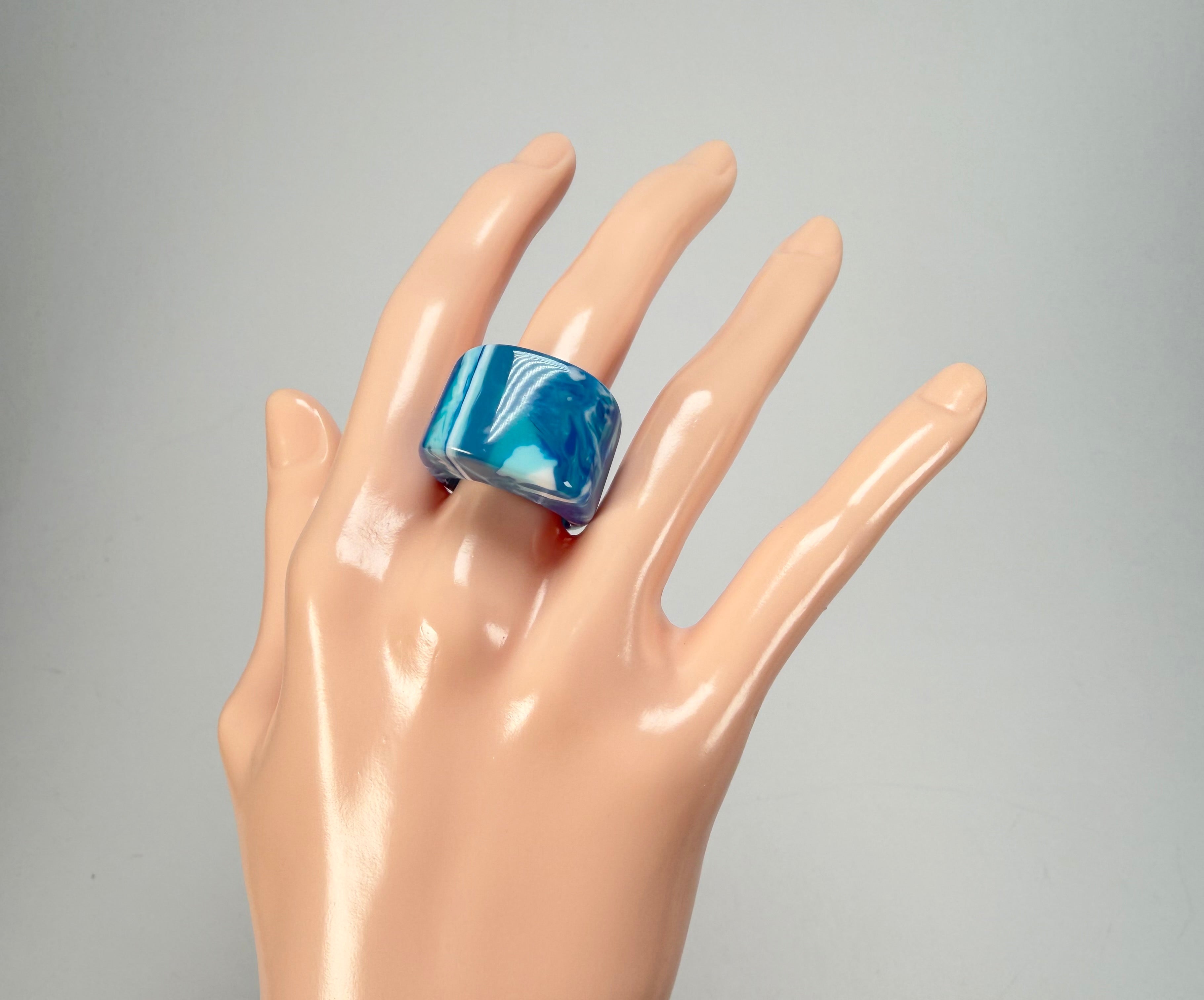Sobral - Onda Azul "Pat" Blue Resin Ring ( 004857 ) - Size UK O / US 7