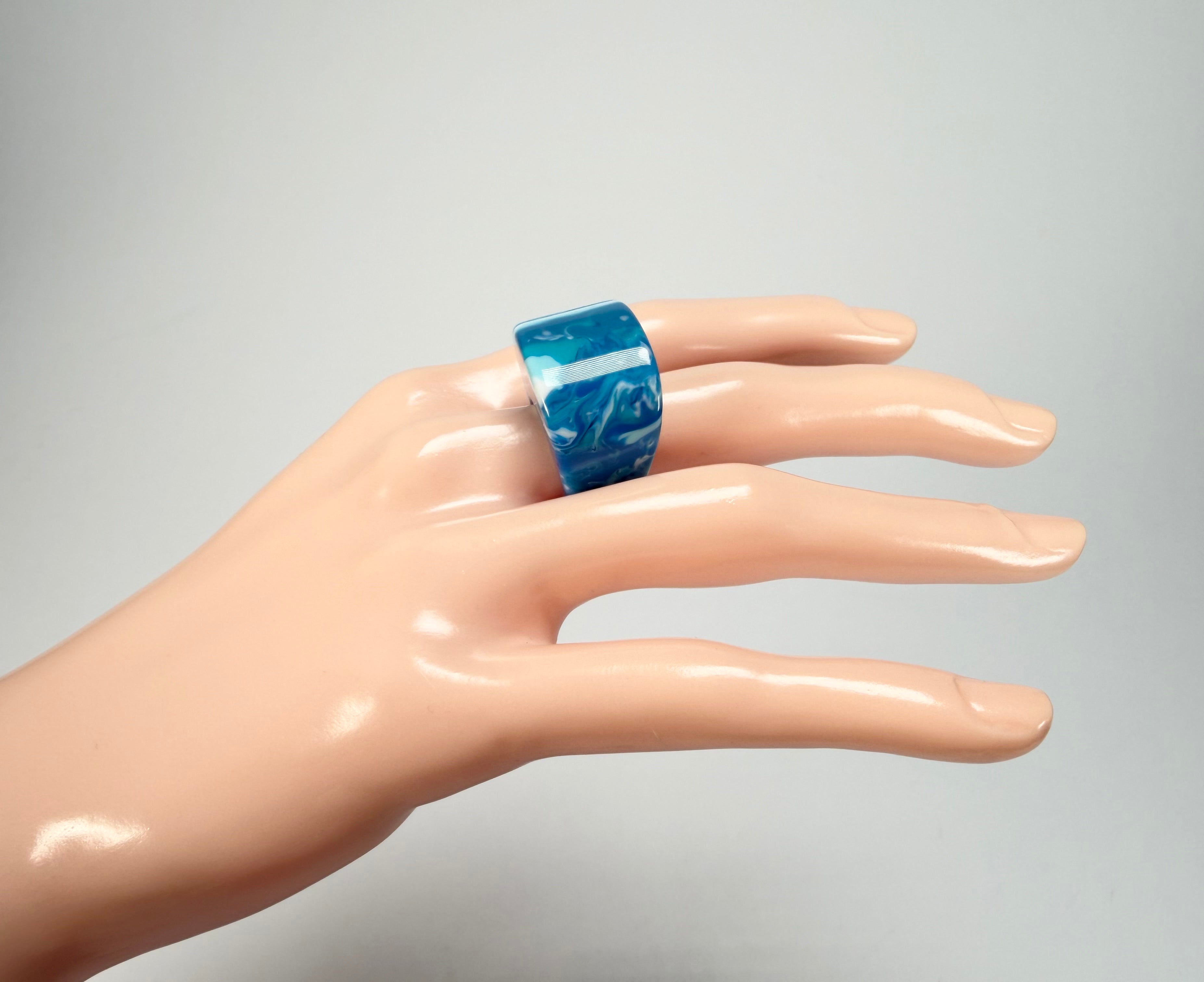Sobral - Onda Azul "Pat" Blue Resin Ring ( 004857 ) - Size UK O / US 7