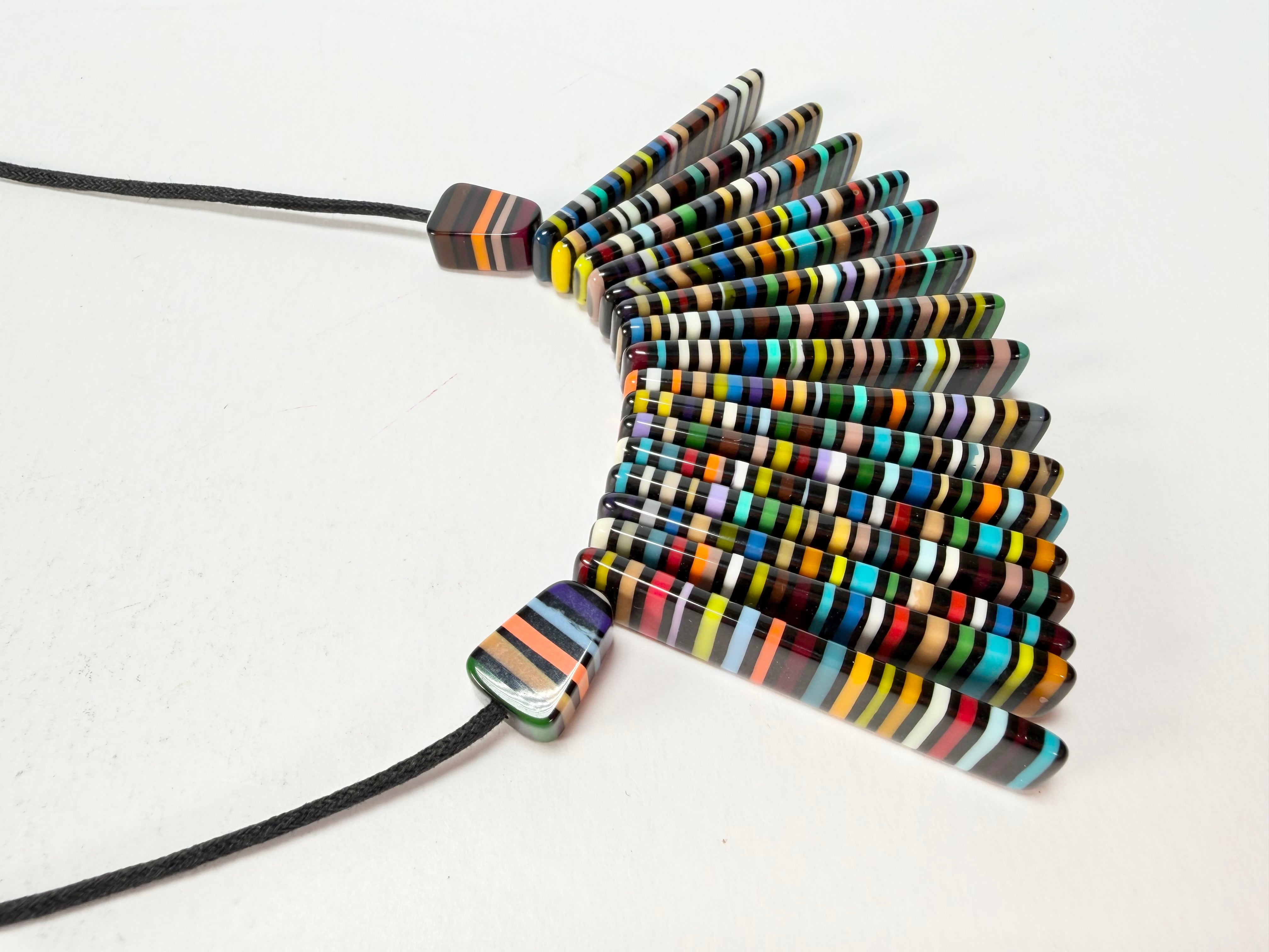 Sobral - Pop Art Noite "Bazzar" Resin Necklace ( 004748 )