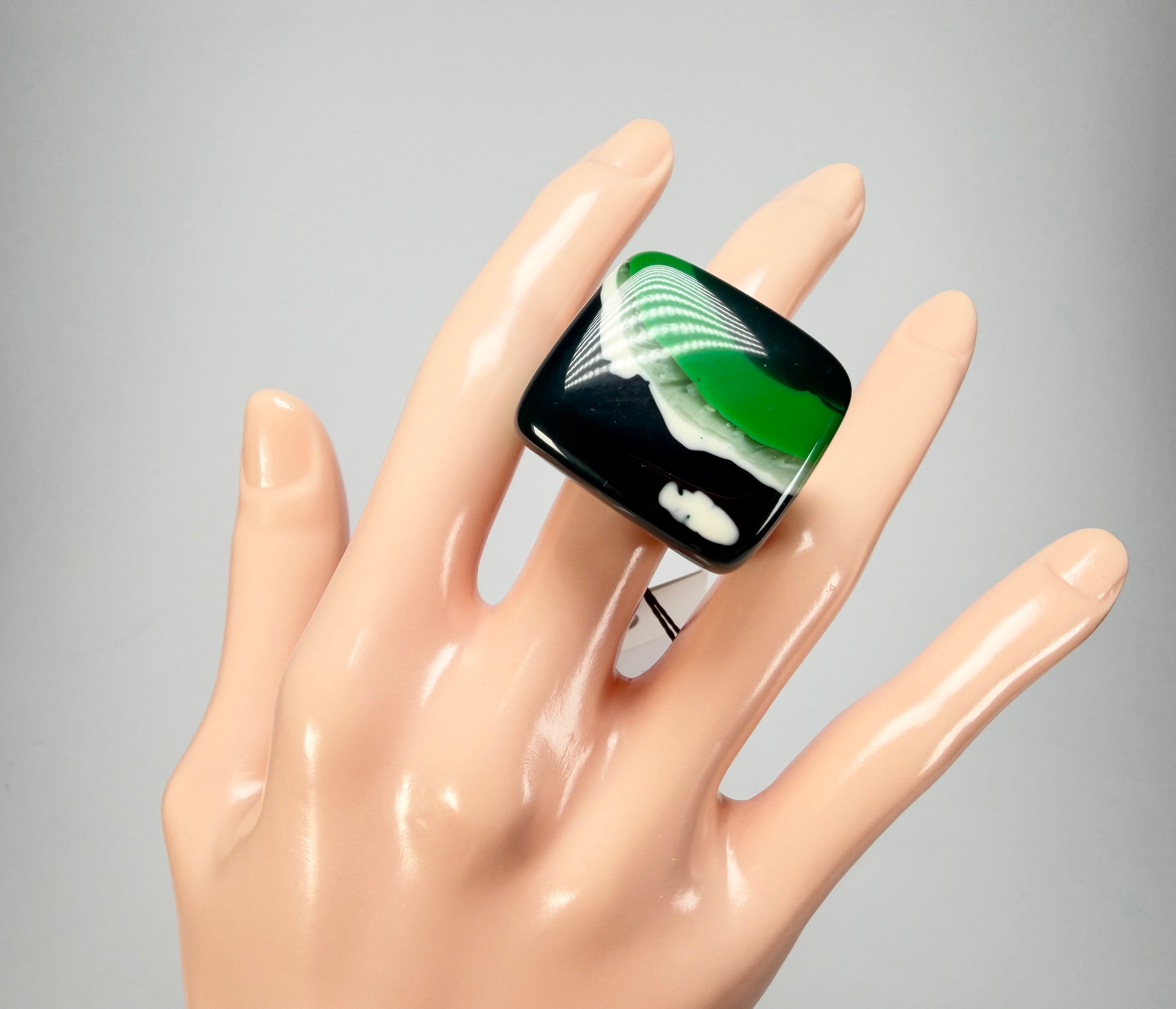 Sobral - Onda Verde "Wave" Green Resin Ring ( 005325 ) - Size UK R / US 8.5