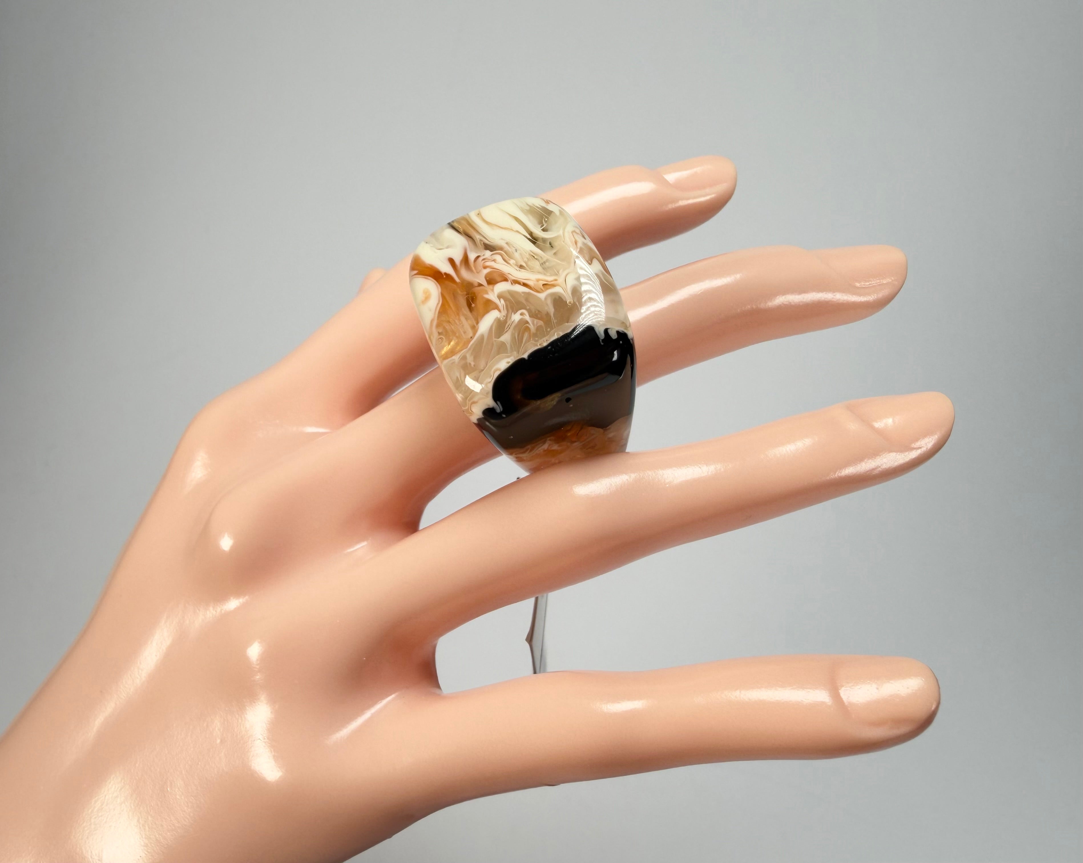 Sobral - Carmelo "Wave" Resin Ring ( 005325 ) - Size UK R / US 9