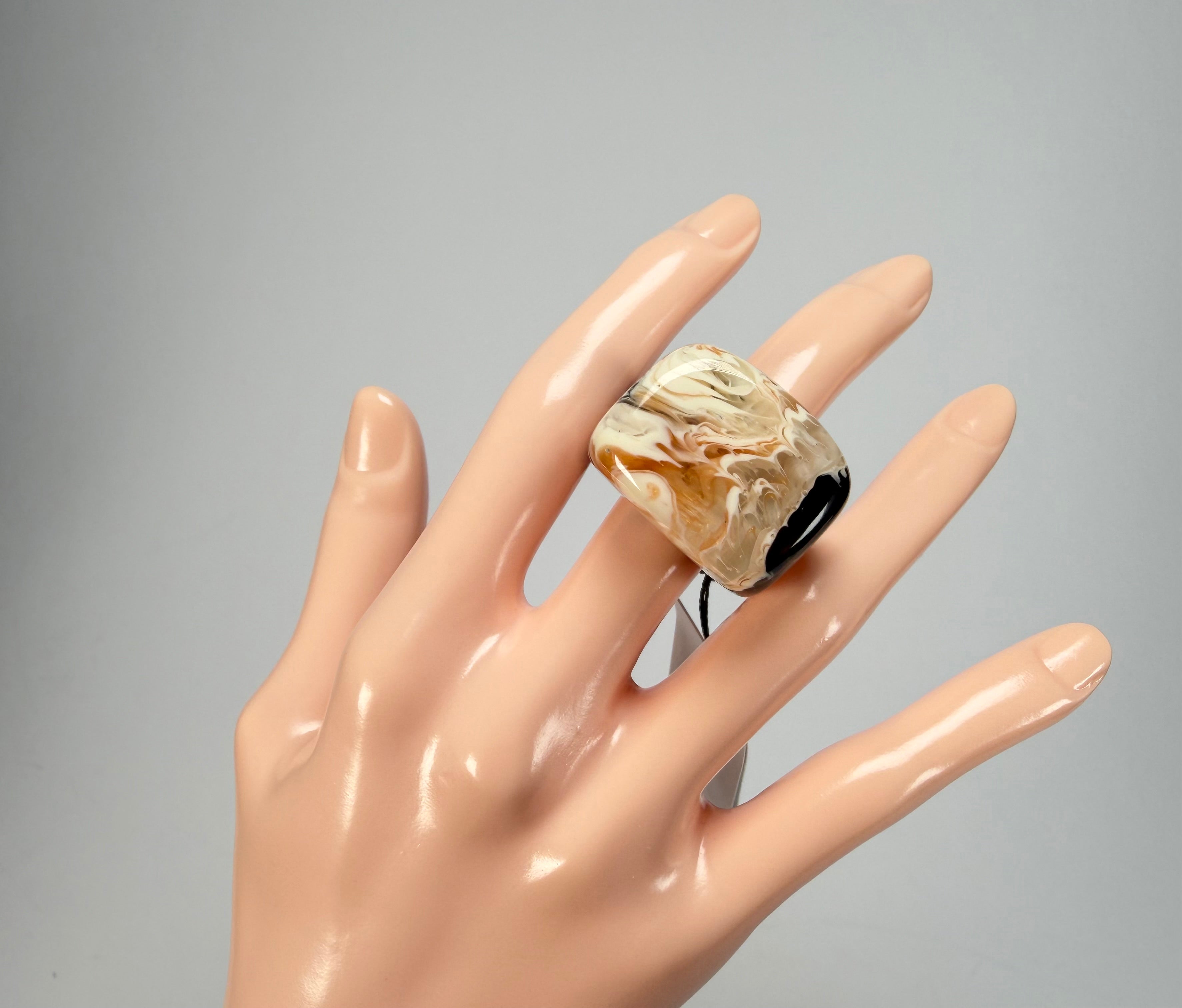 Sobral - Carmelo "Wave" Resin Ring ( 005325 ) - Size UK R / US 9