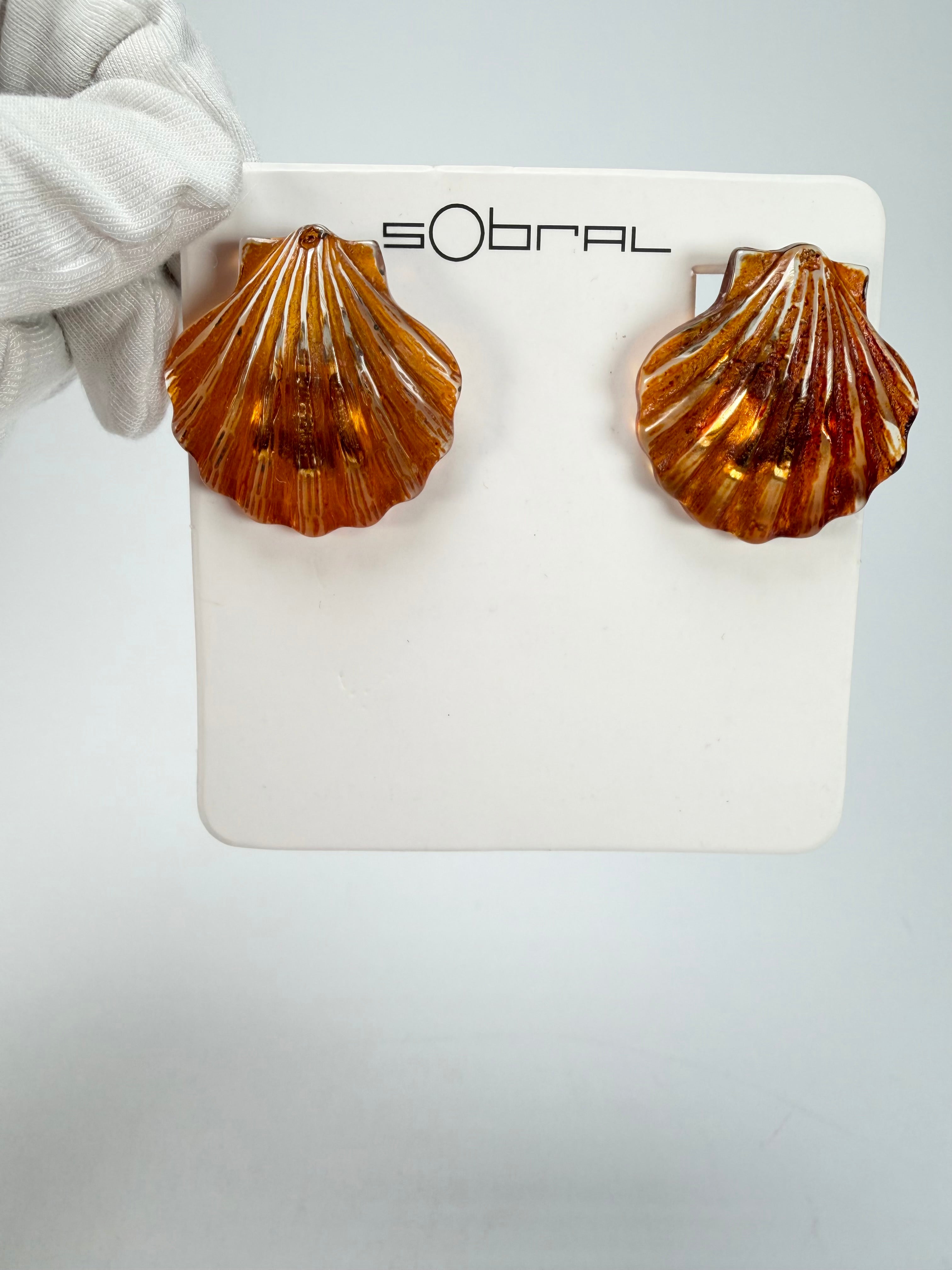 Sobral - Búzios "Praia do Forno" Resin Clip On Earrings ( 000000 )