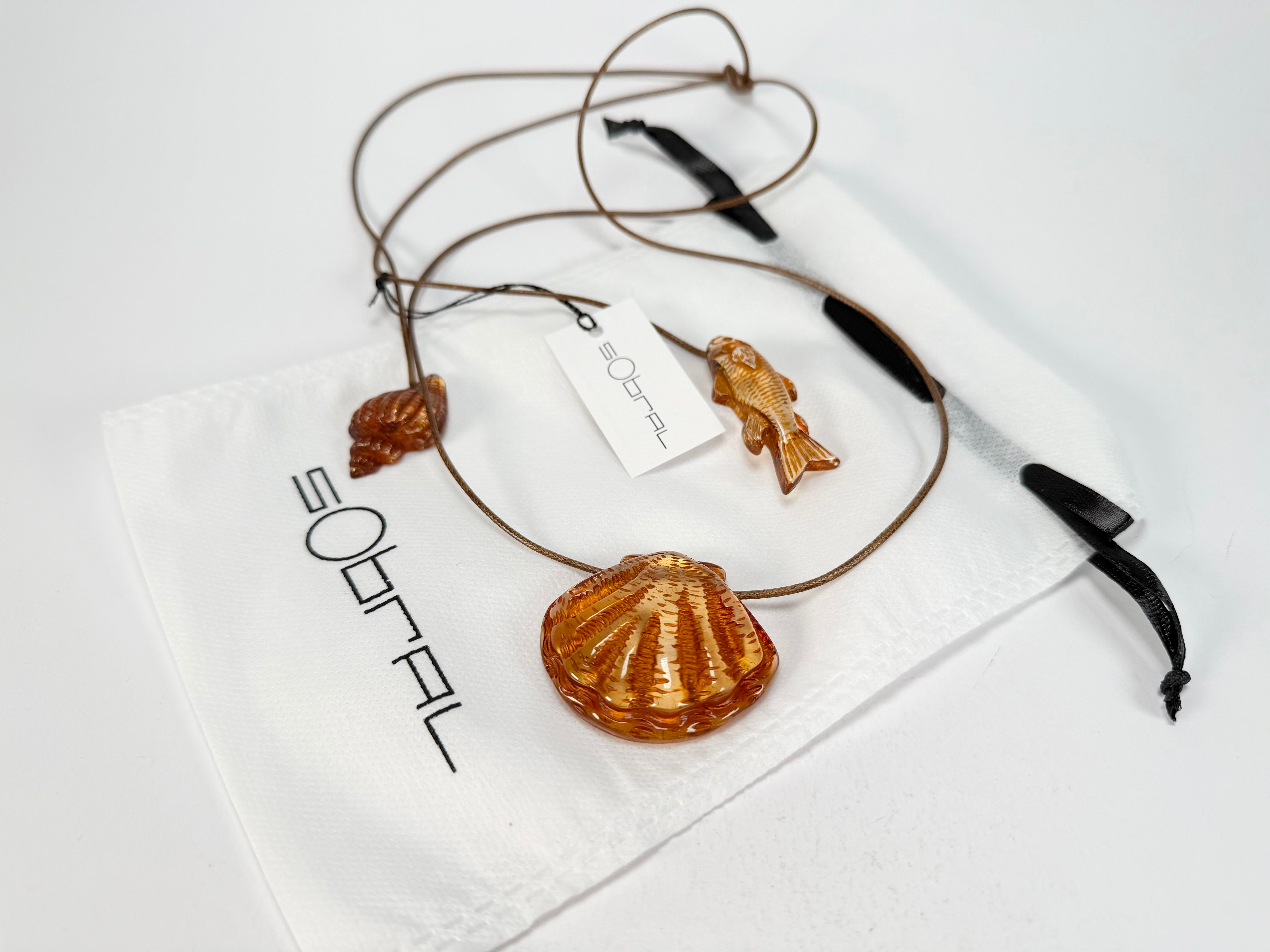 Sobral - Búzios "Praia dos Amores" Resin Necklace ( 000000 )
