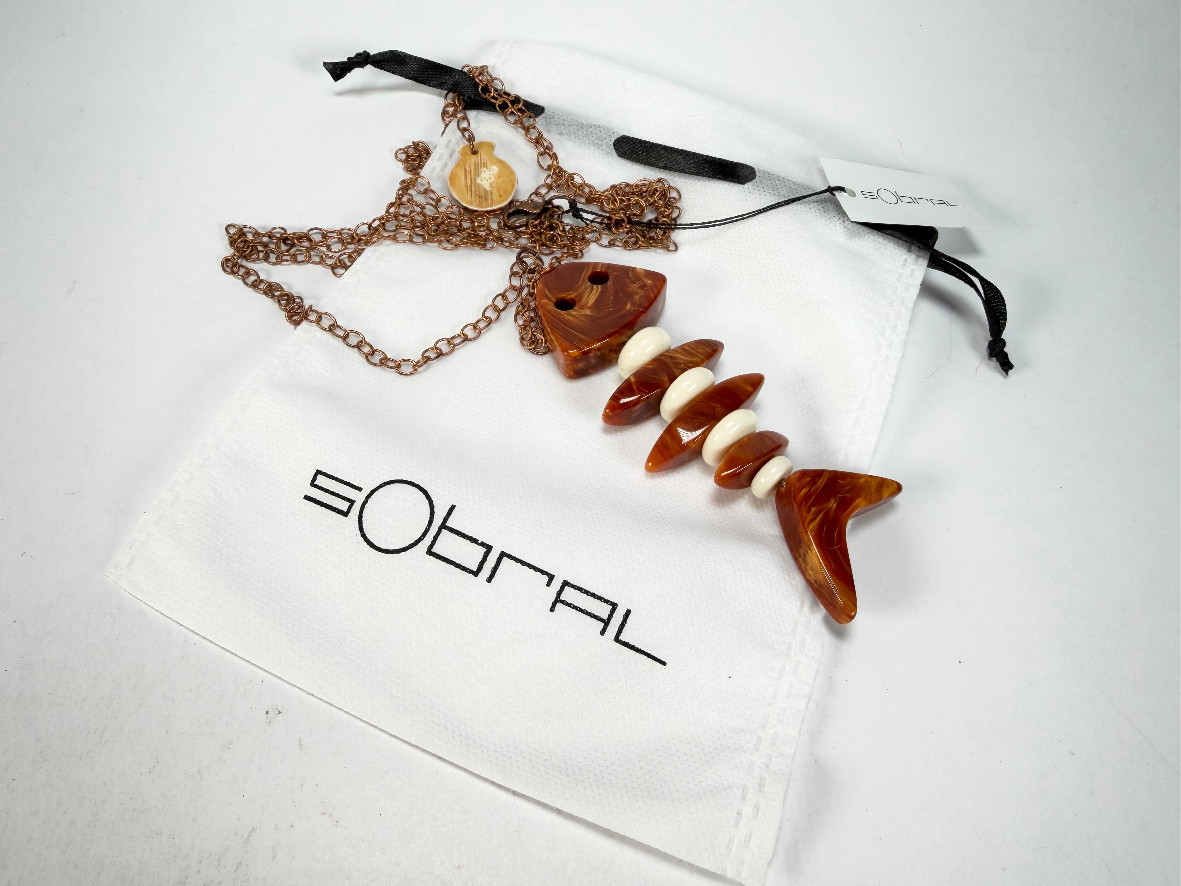 Sobral - Búzios "Praia dos Ossos" Resin Necklace ( 000000 )