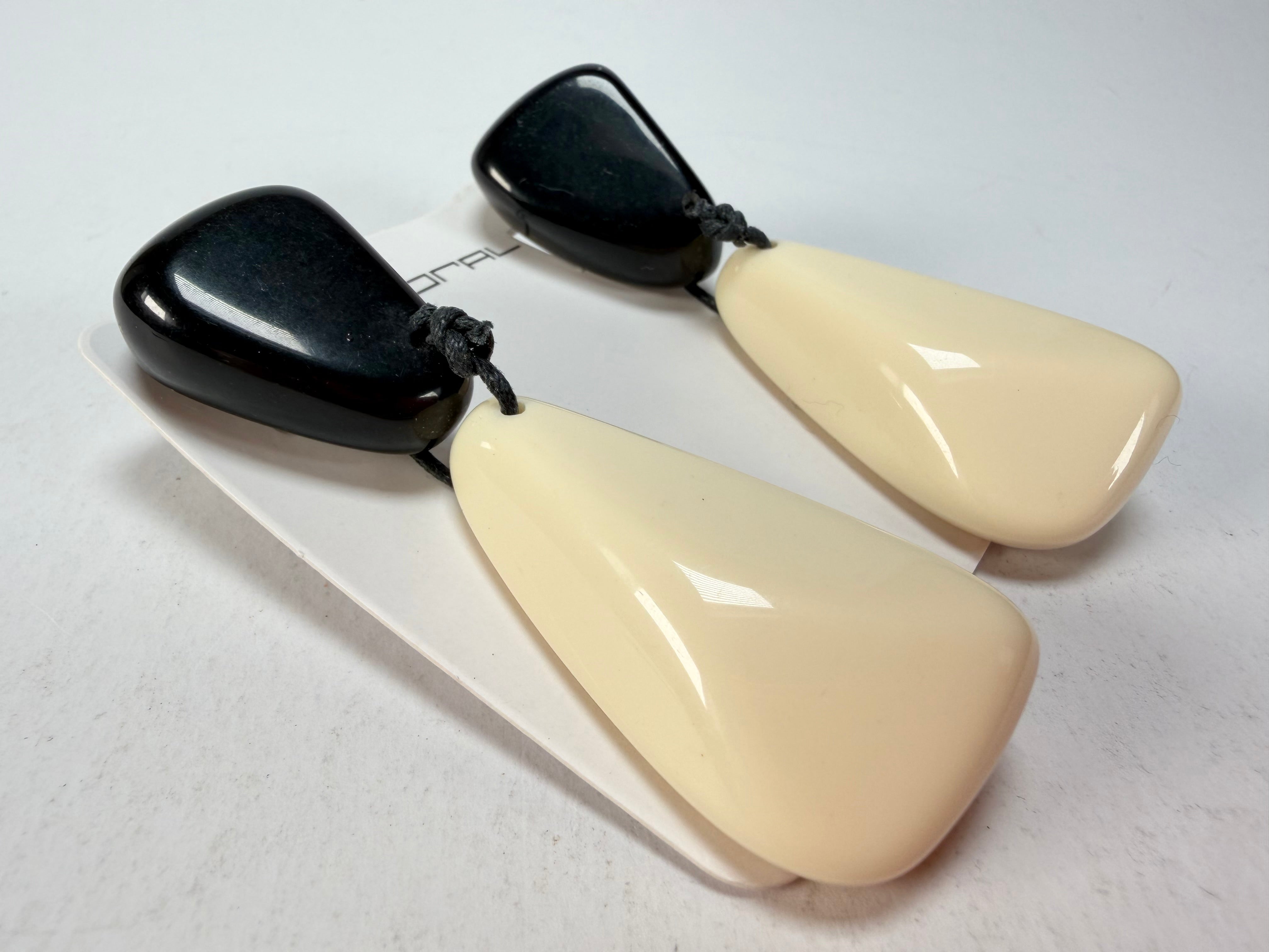 Sobral - Mix 2023 "Cusco" Black & Marfim Cream Resin Clip On Earrings ( 001417 )