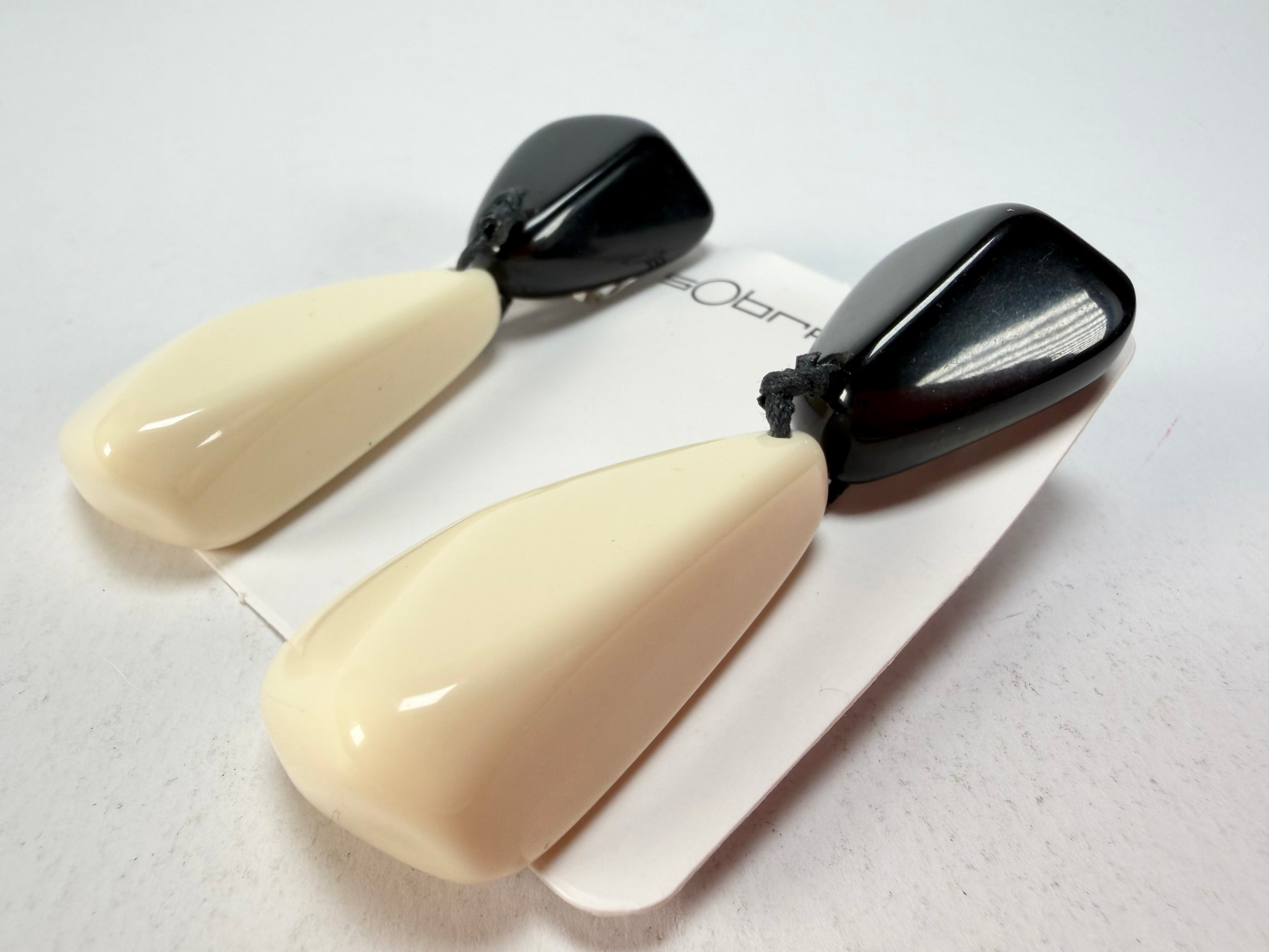 Sobral - Mix 2023 "Cusco" Black & Marfim Cream Resin Clip On Earrings ( 001417 )