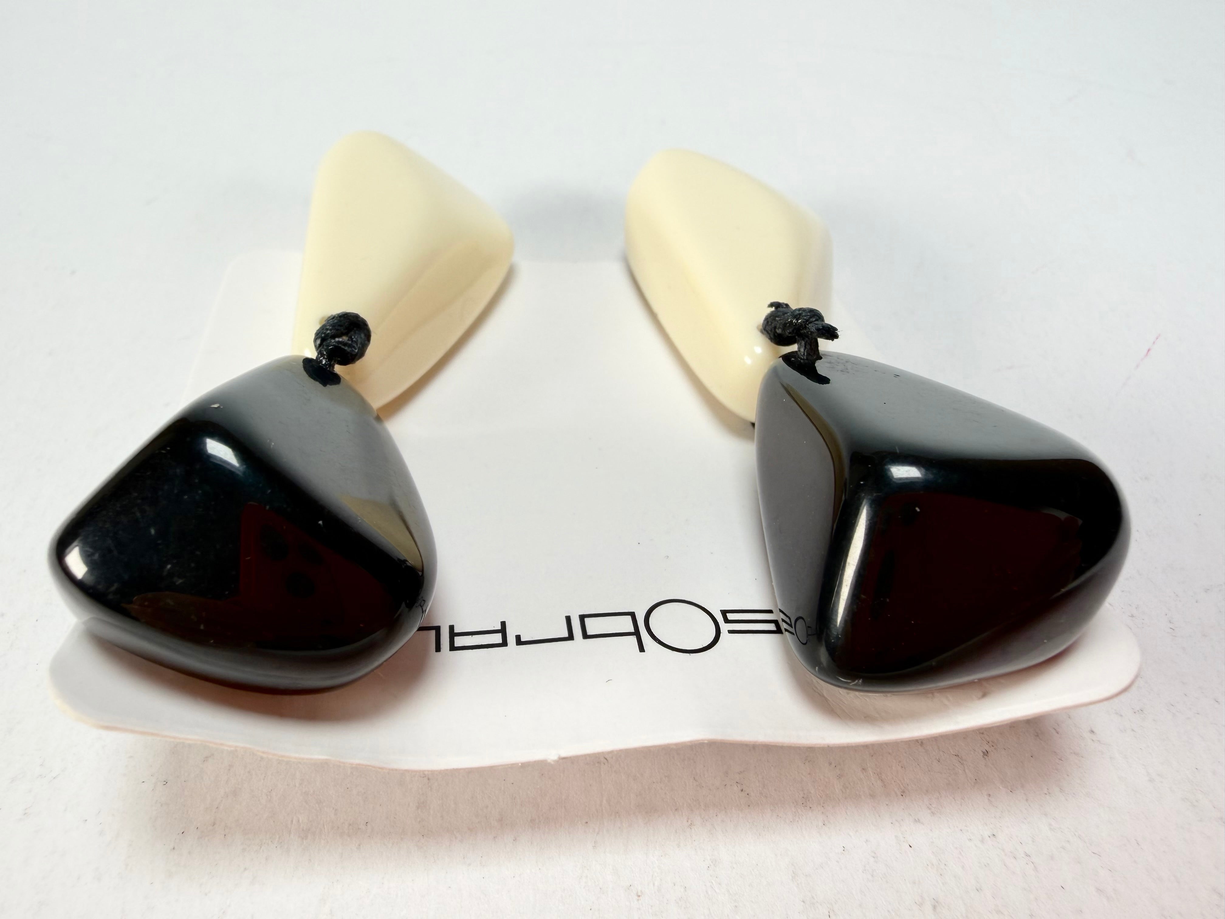 Sobral - Mix 2023 "Cusco" Black & Marfim Cream Resin Clip On Earrings ( 001417 )