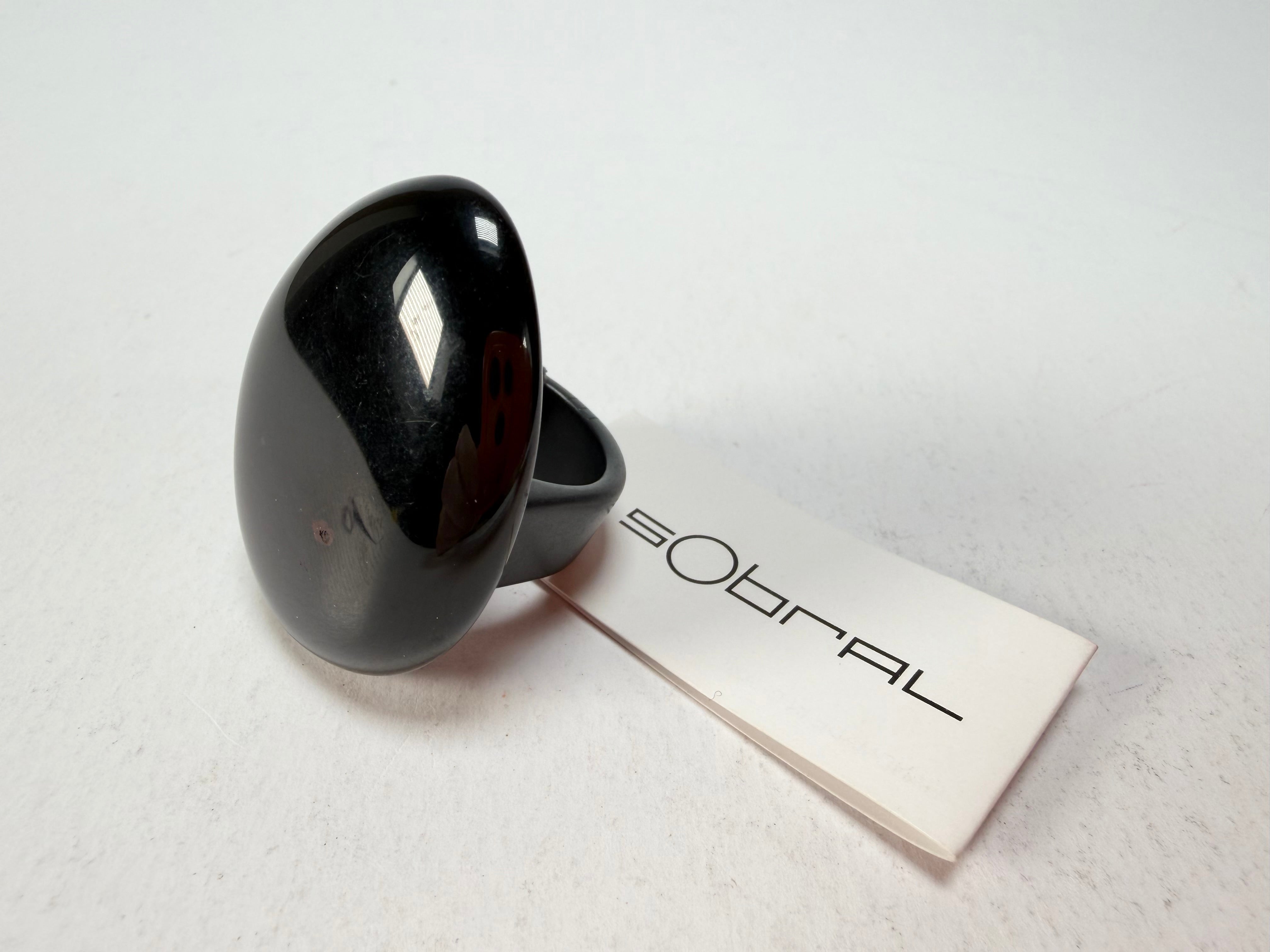 Sobral - Preto "Poesia" Black Resin Ring ( 003597 ) - Size UK T / US 9