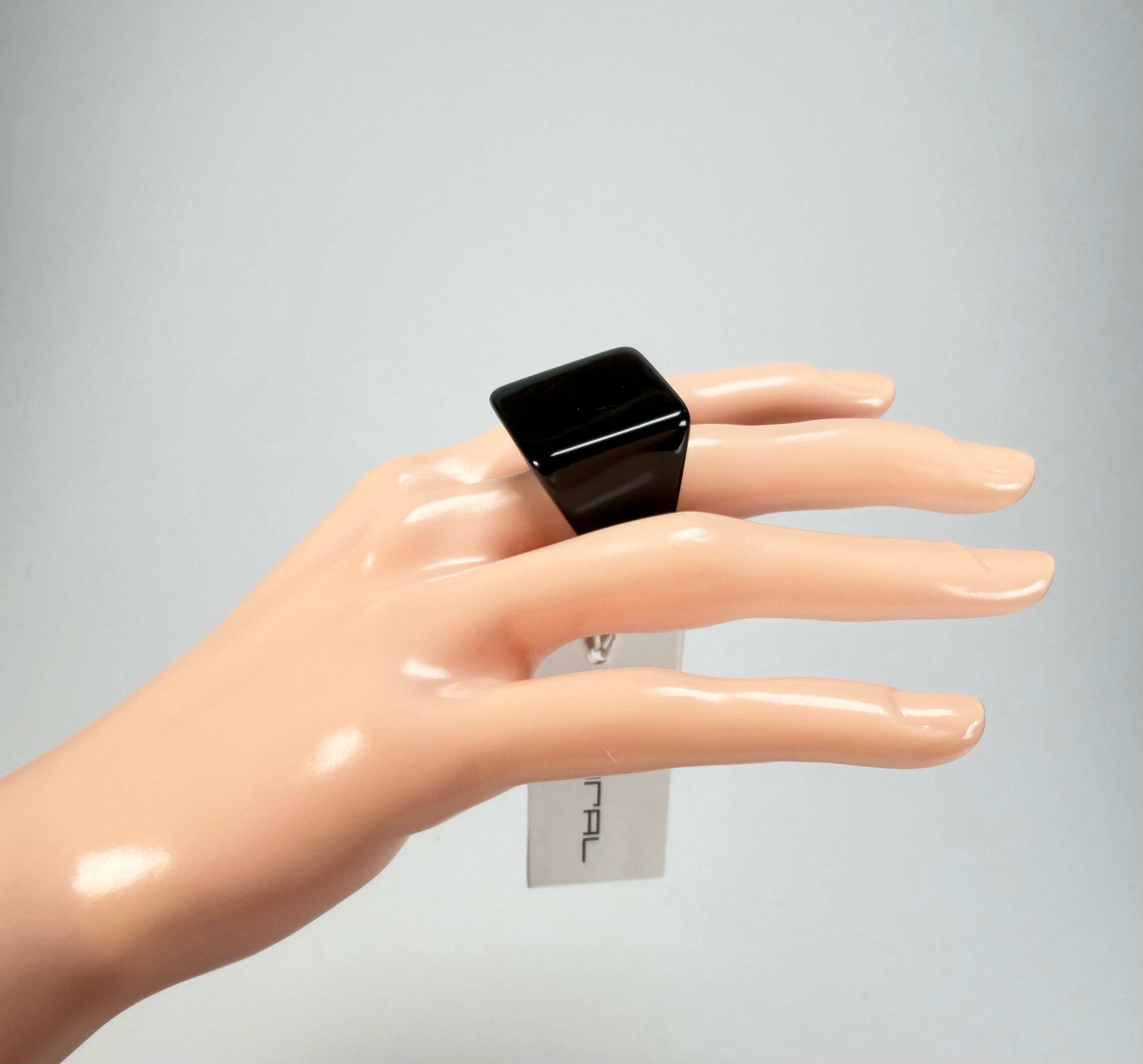 Sobral - Preto "Carre" Black Resin Ring ( 000149 ) - Size UK _ / US 8