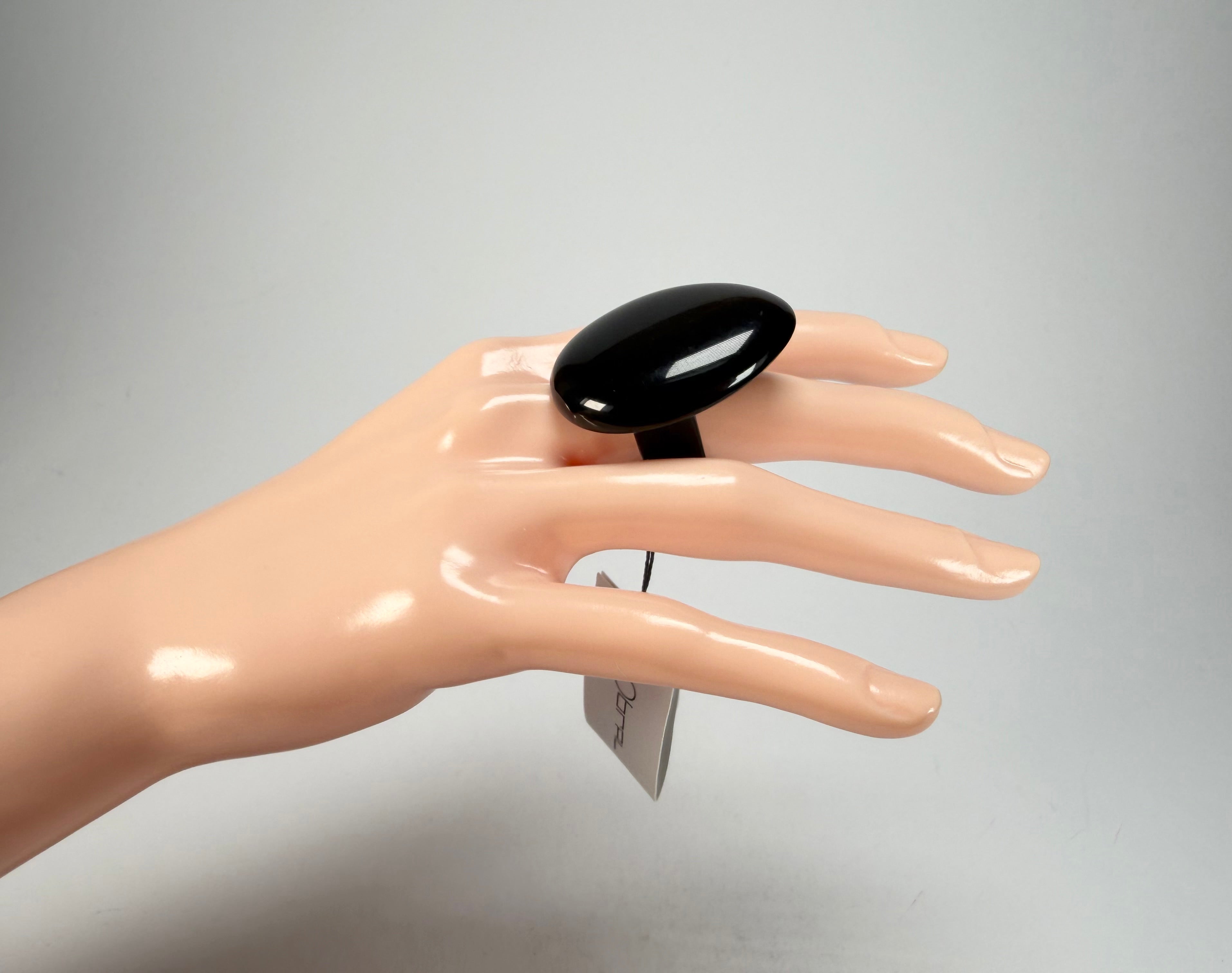 Sobral - Preto "Poesia" Black Resin Ring ( 003597 ) - Size UK V / US 10