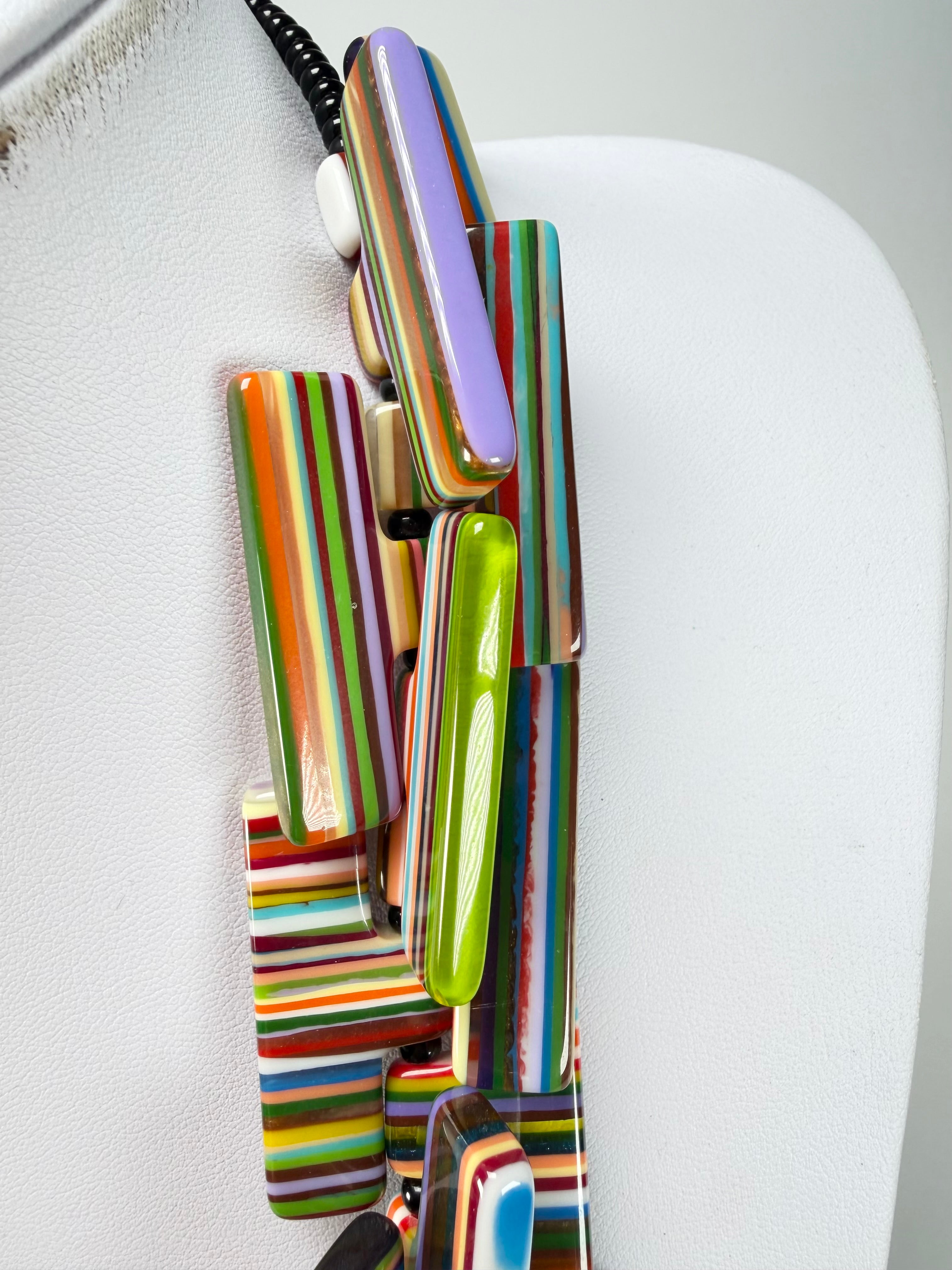 Sobral - Pop Art "Neoconcretismo" Resin Necklace ( 003885 )