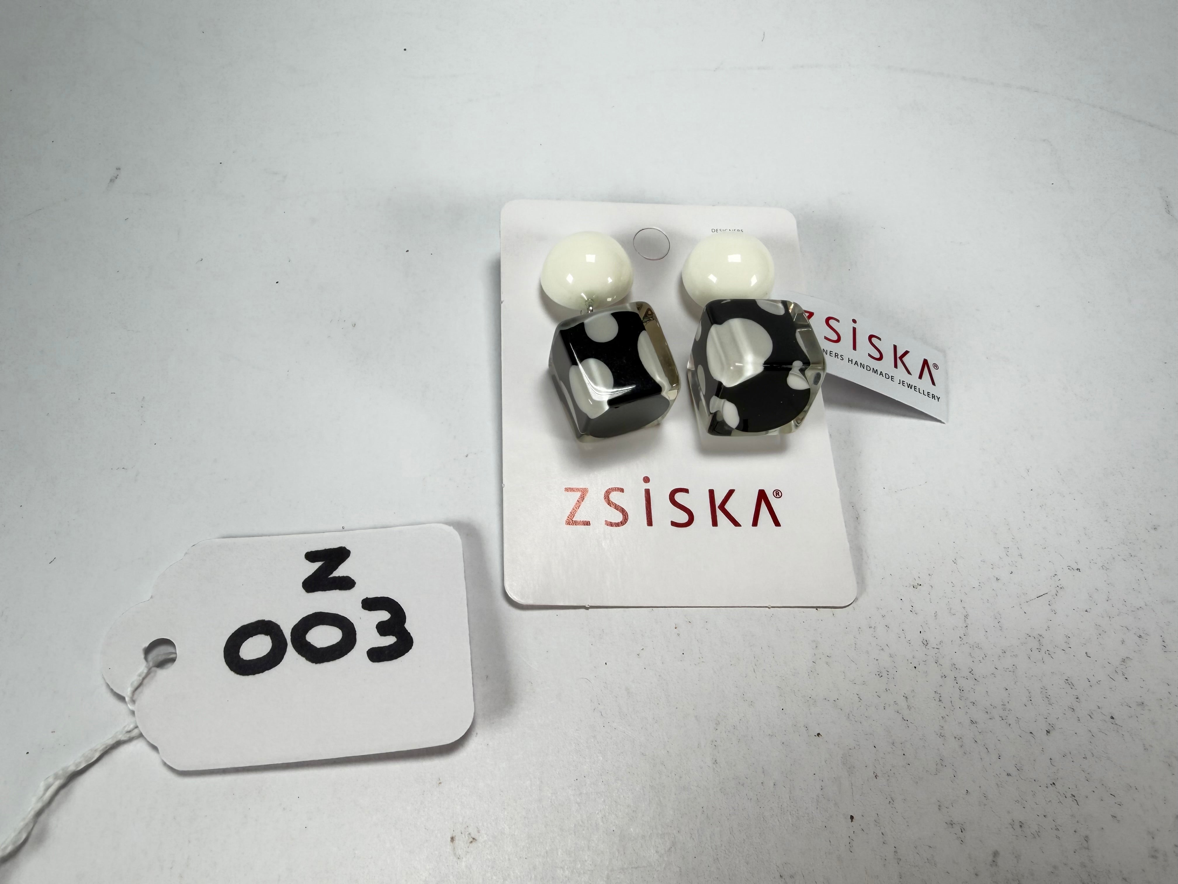 Zsiska - Itsy Bitsy Black & White Resin Earrings ( 9410502BLWHQ00 )
