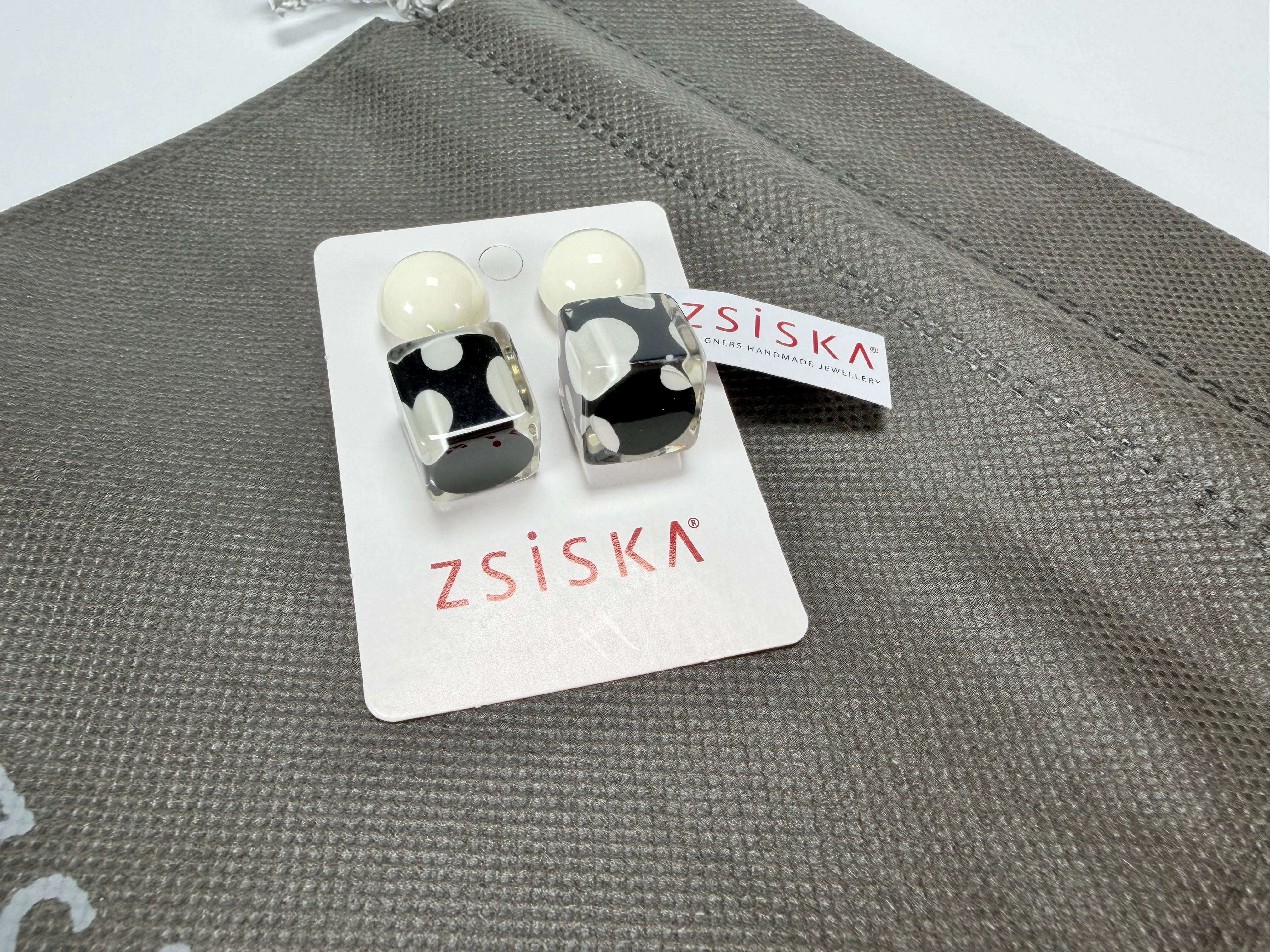 Zsiska - Itsy Bitsy Black & White Resin Earrings ( 9410502BLWHQ00 )