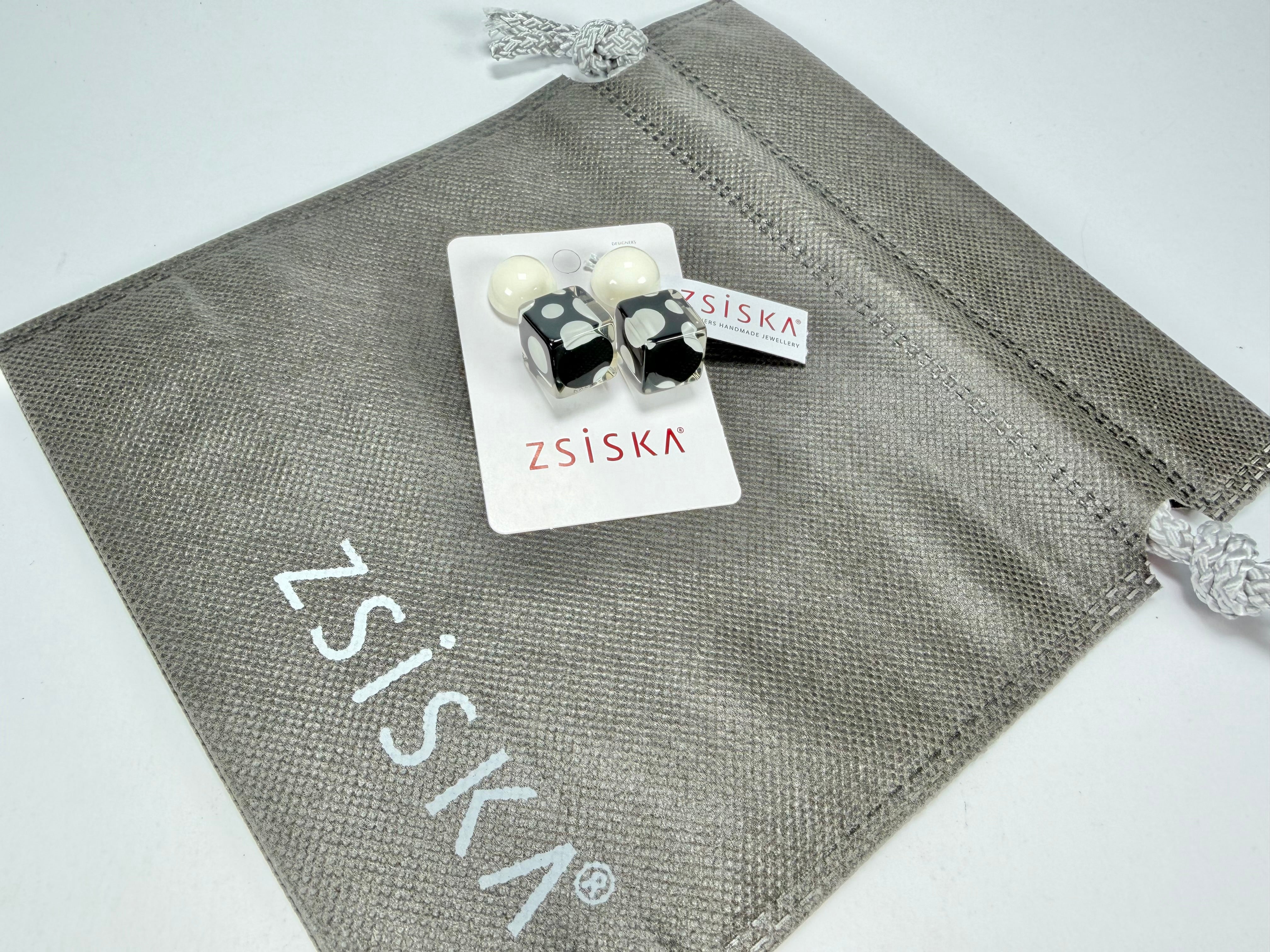 Zsiska - Itsy Bitsy Black & White Resin Earrings ( 9410502BLWHQ00 )