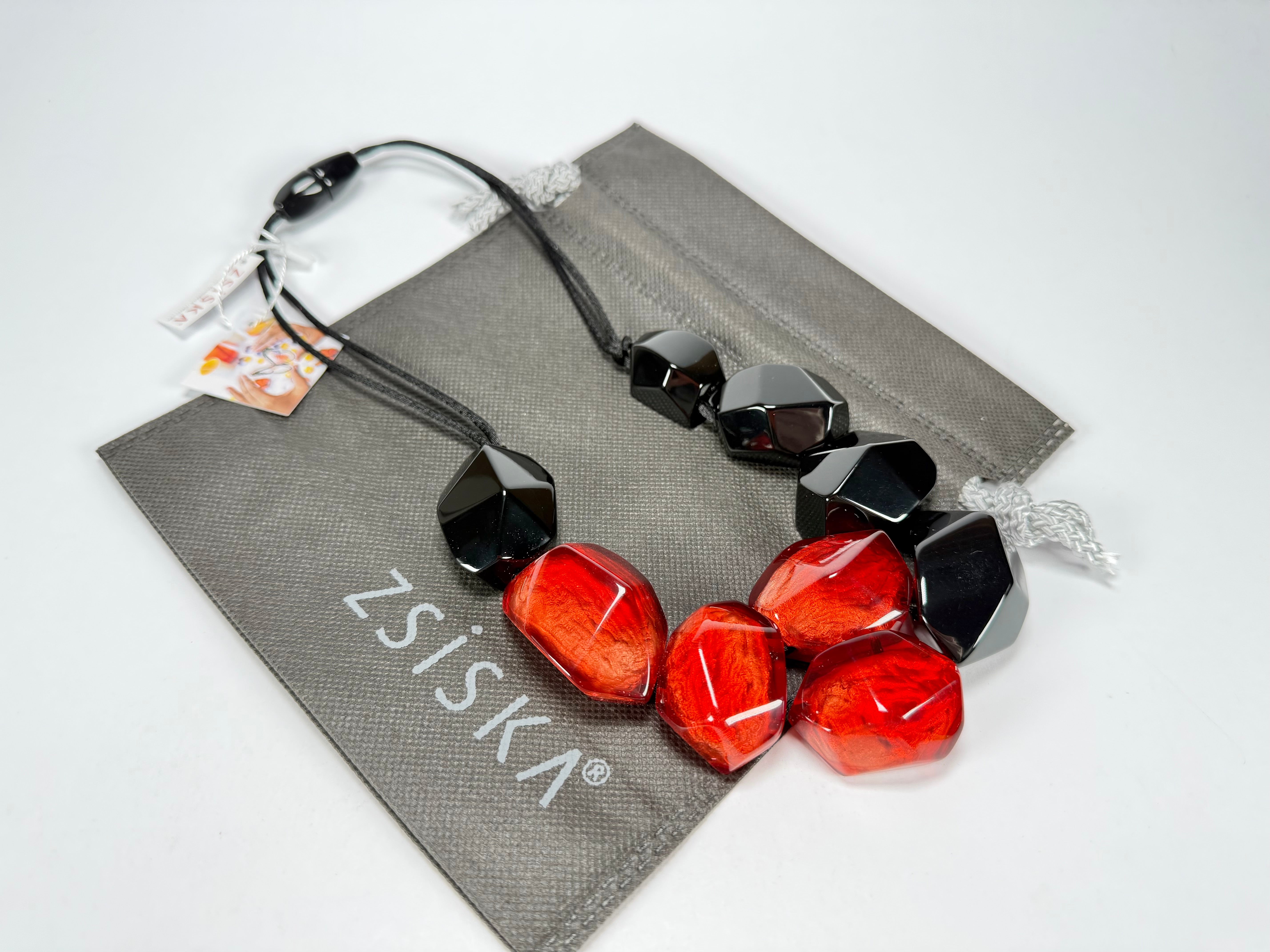 Zsiska - Empress Redd & Black Resin Necklace ( 8410150REDDQ09 )