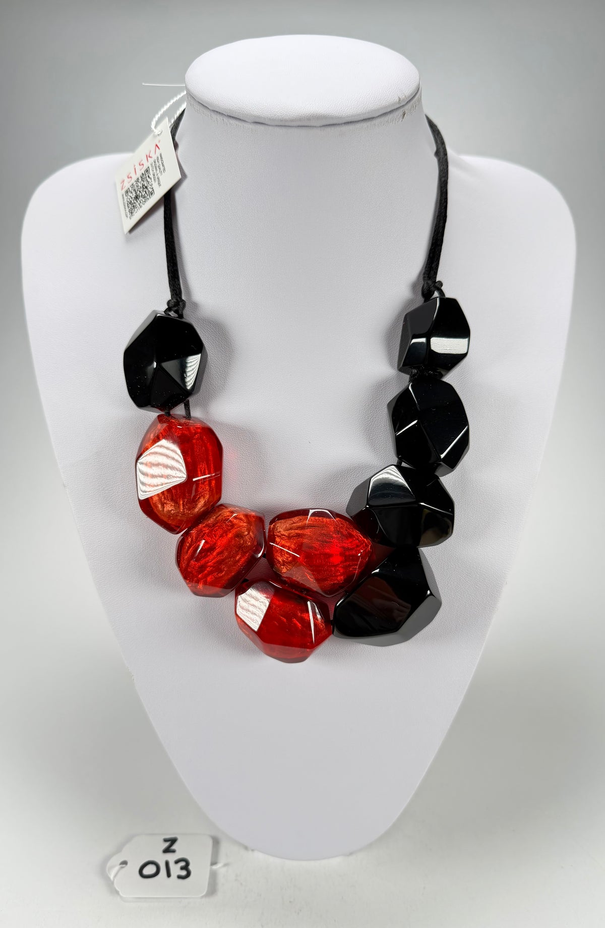 Zsiska - Empress Redd & Black Resin Necklace ( 8410150REDDQ09 )