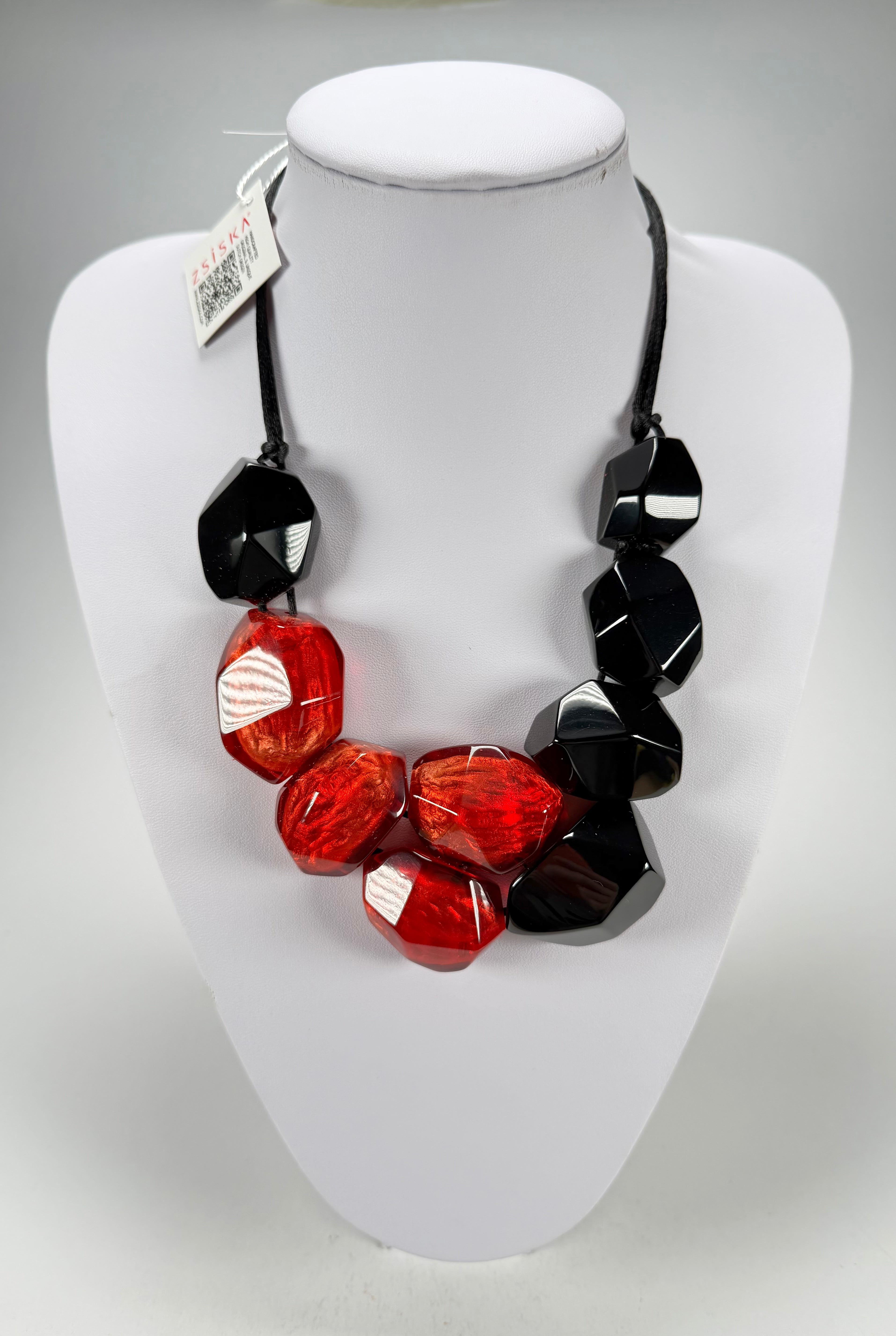 Zsiska - Empress Redd & Black Resin Necklace ( 8410150REDDQ09 )