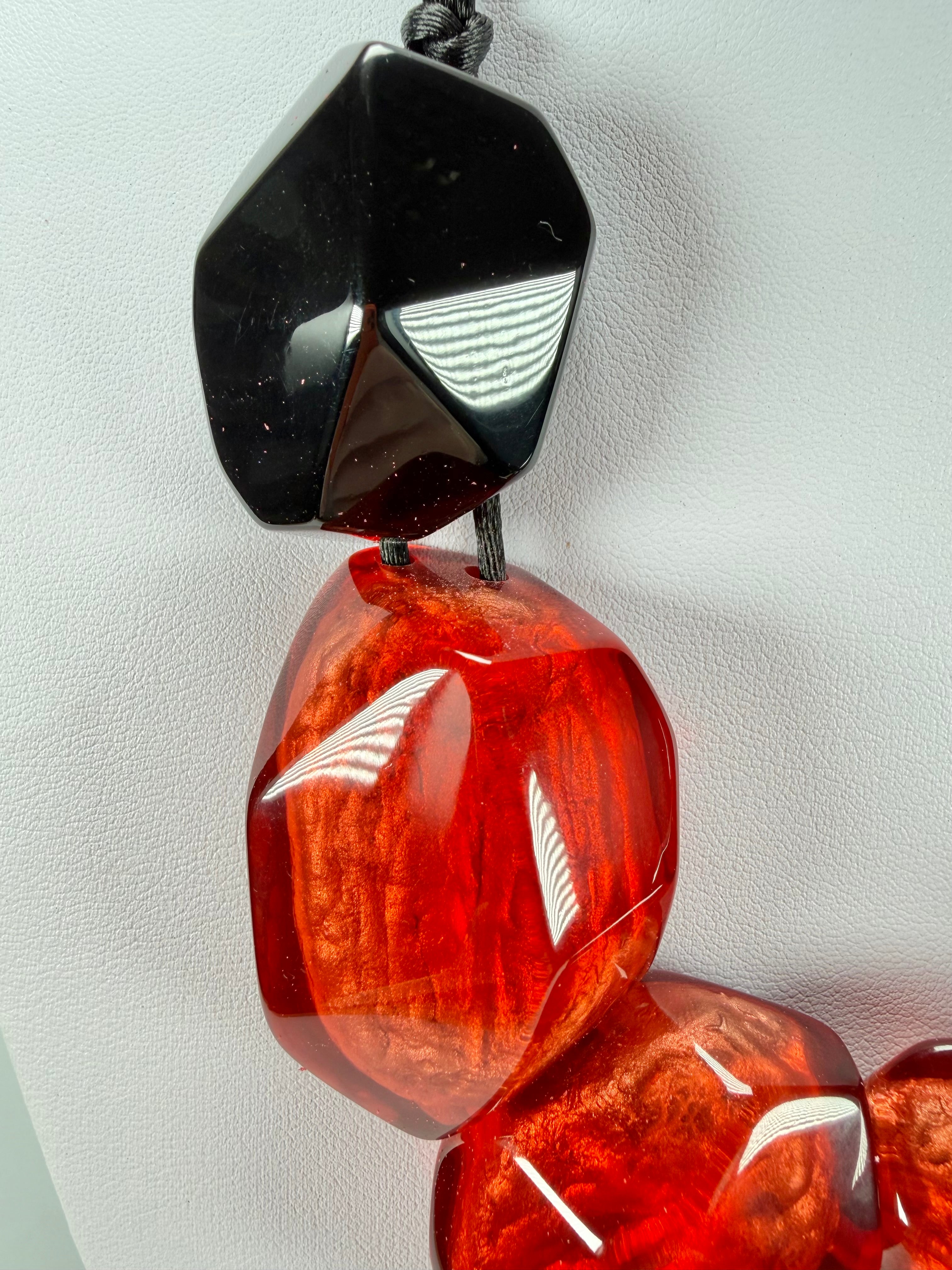 Zsiska - Empress Redd & Black Resin Necklace ( 8410150REDDQ09 )