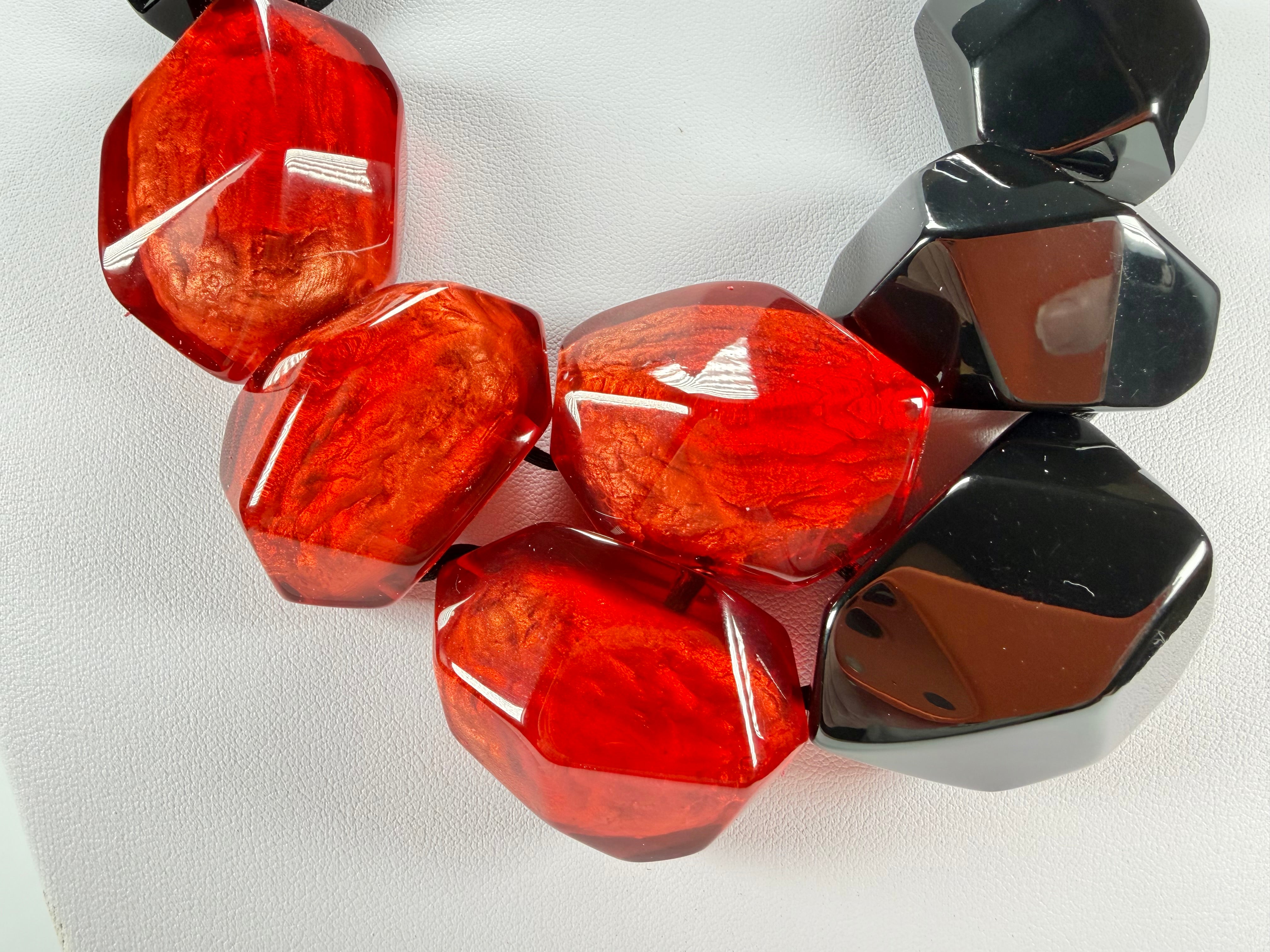 Zsiska - Empress Redd & Black Resin Necklace ( 8410150REDDQ09 )