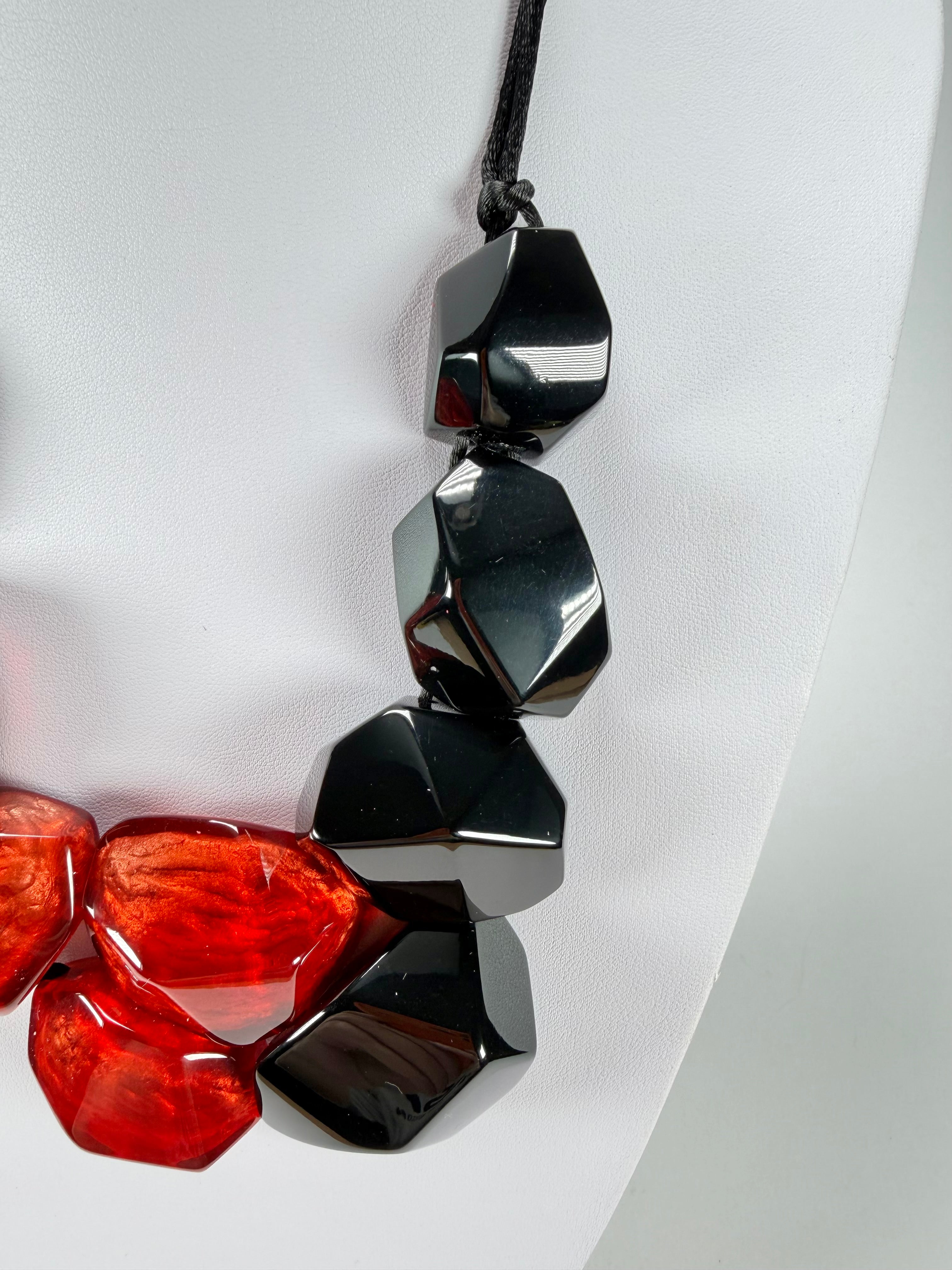 Zsiska - Empress Redd & Black Resin Necklace ( 8410150REDDQ09 )