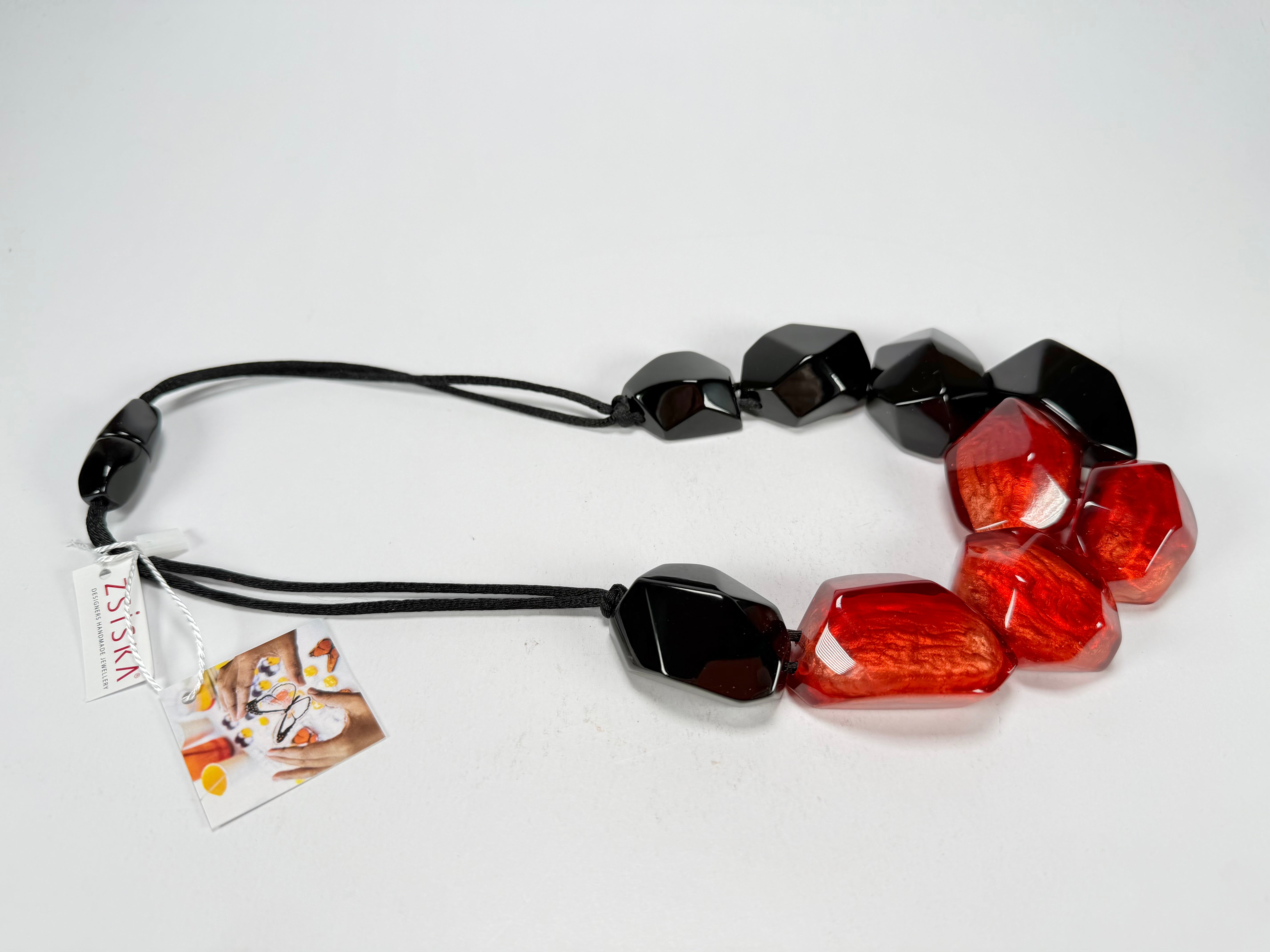Zsiska - Empress Redd & Black Resin Necklace ( 8410150REDDQ09 )