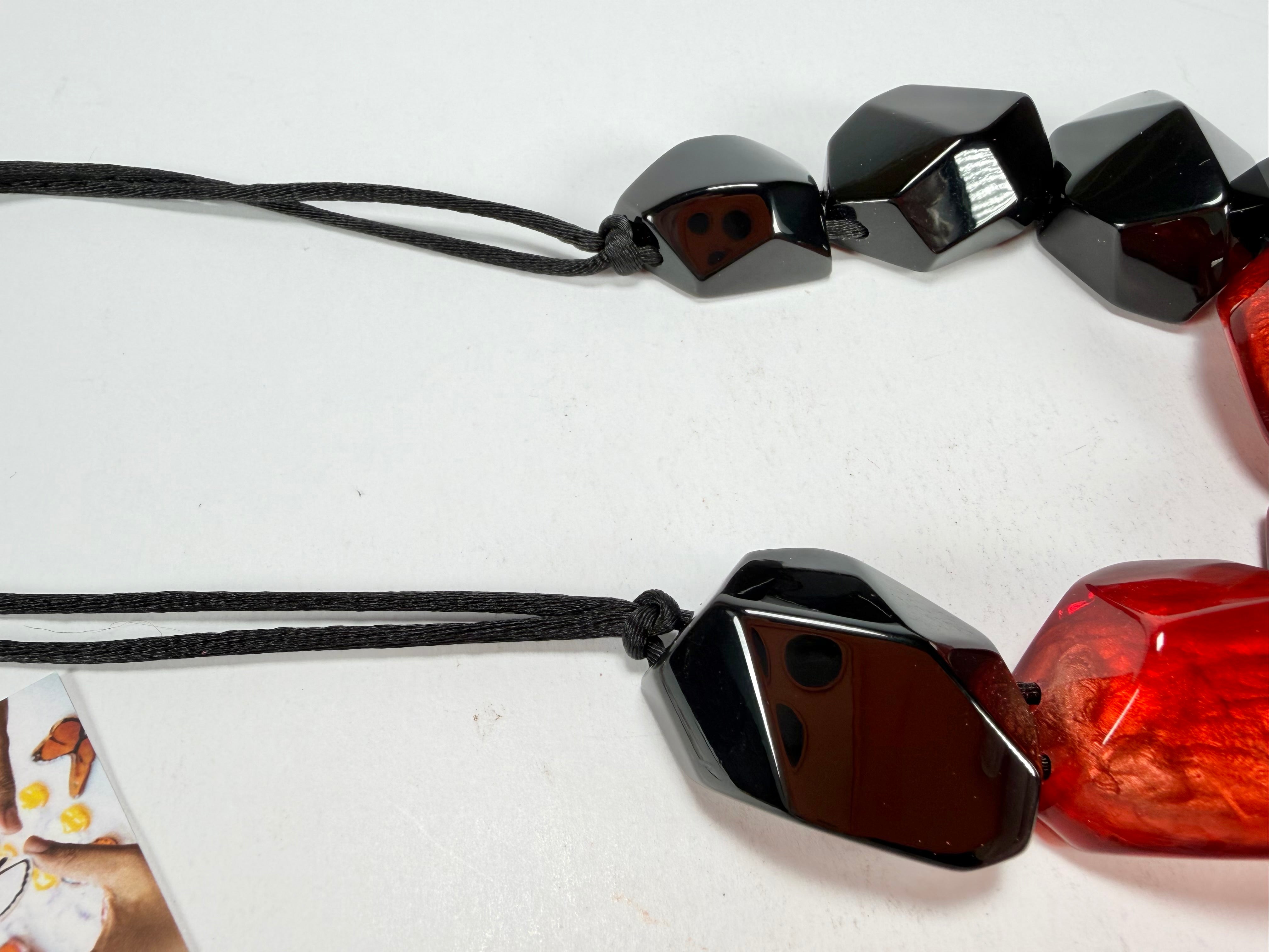 Zsiska - Empress Redd & Black Resin Necklace ( 8410150REDDQ09 )