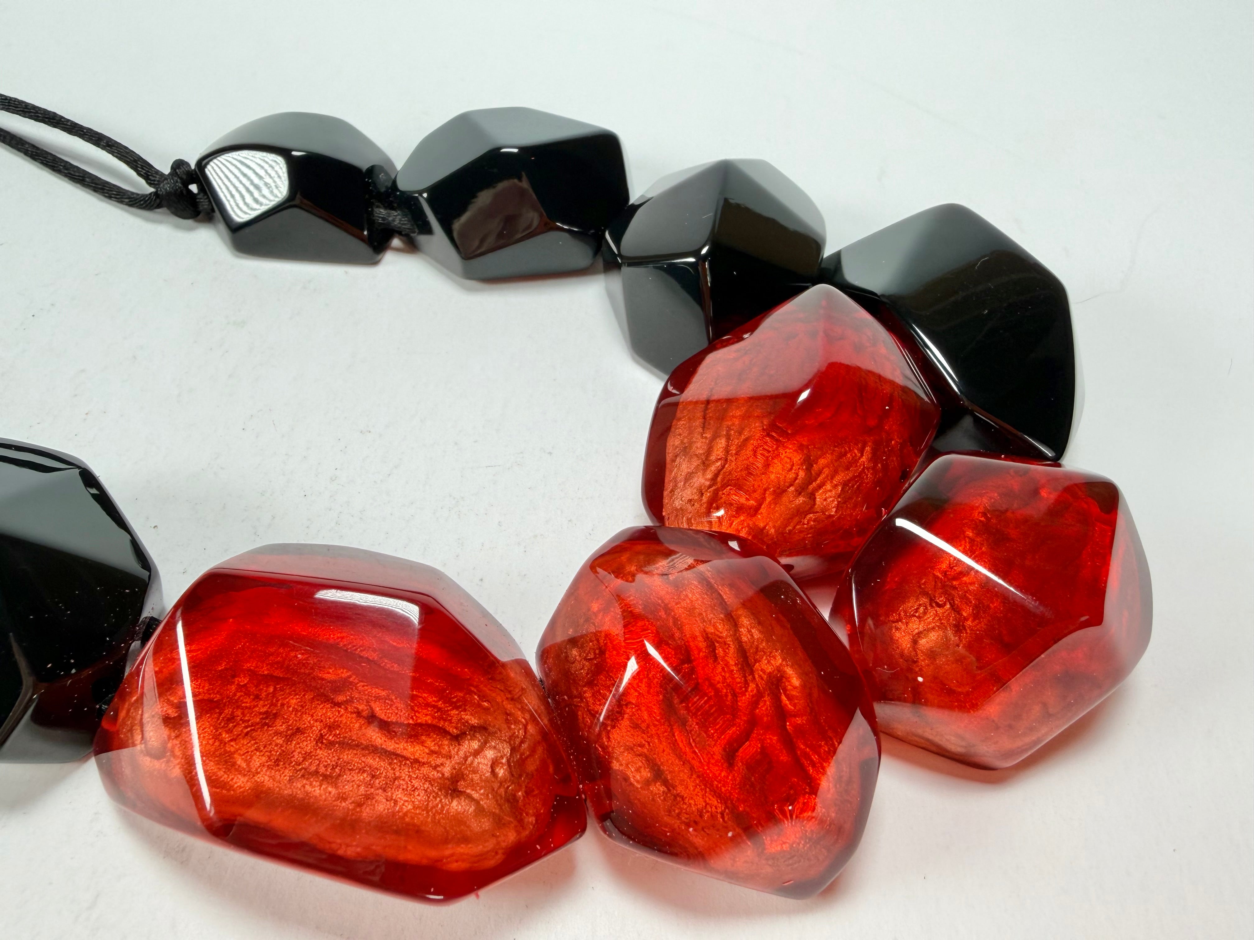 Zsiska - Empress Redd & Black Resin Necklace ( 8410150REDDQ09 )